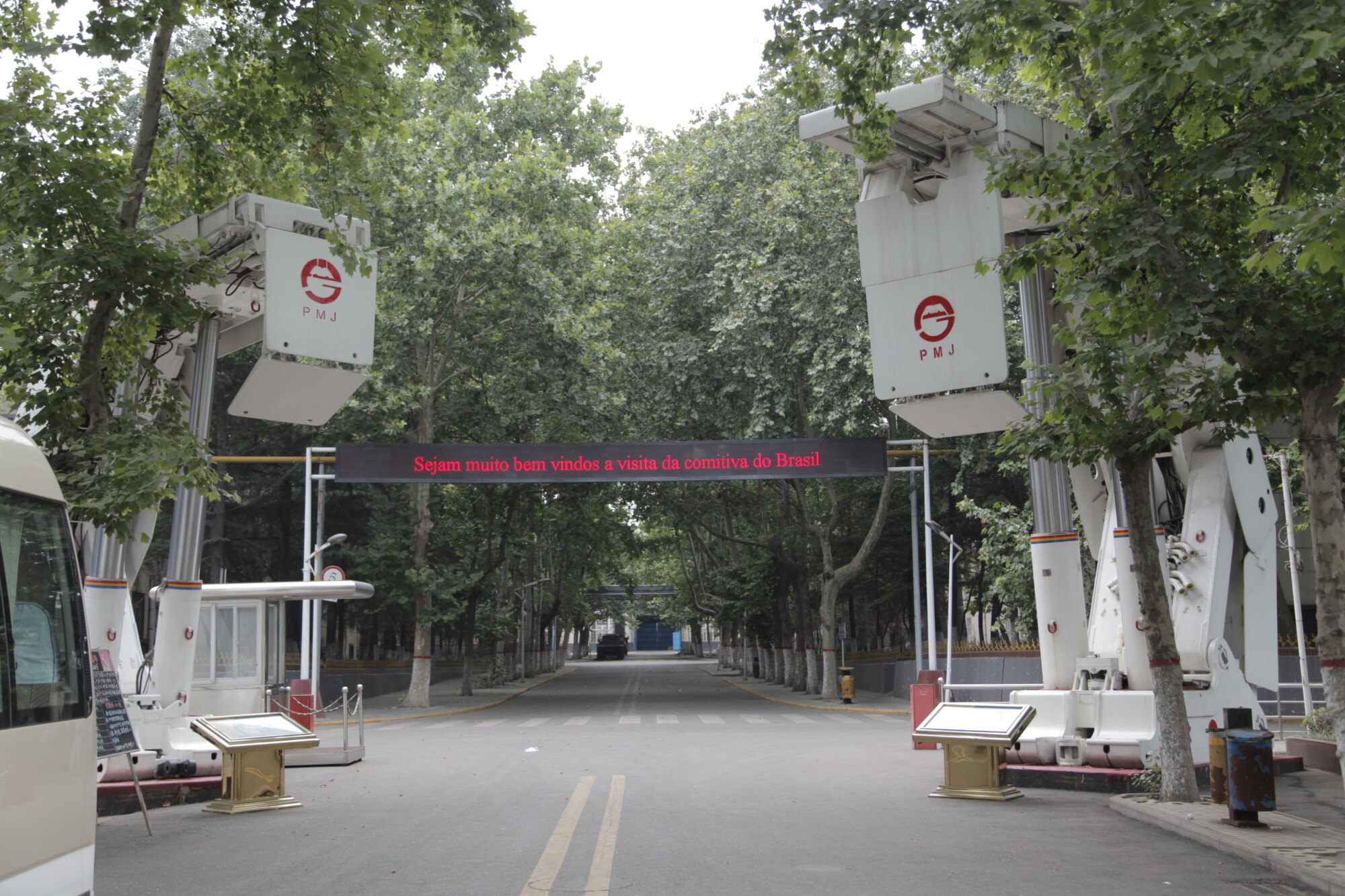 Técnicos em mineração visitam empresa de macacos hidráulicos na China
