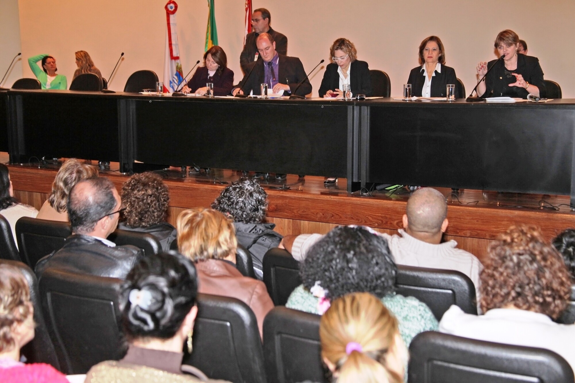 Audiência rejeita proposta de decreto sobre escolha de diretores escolares
