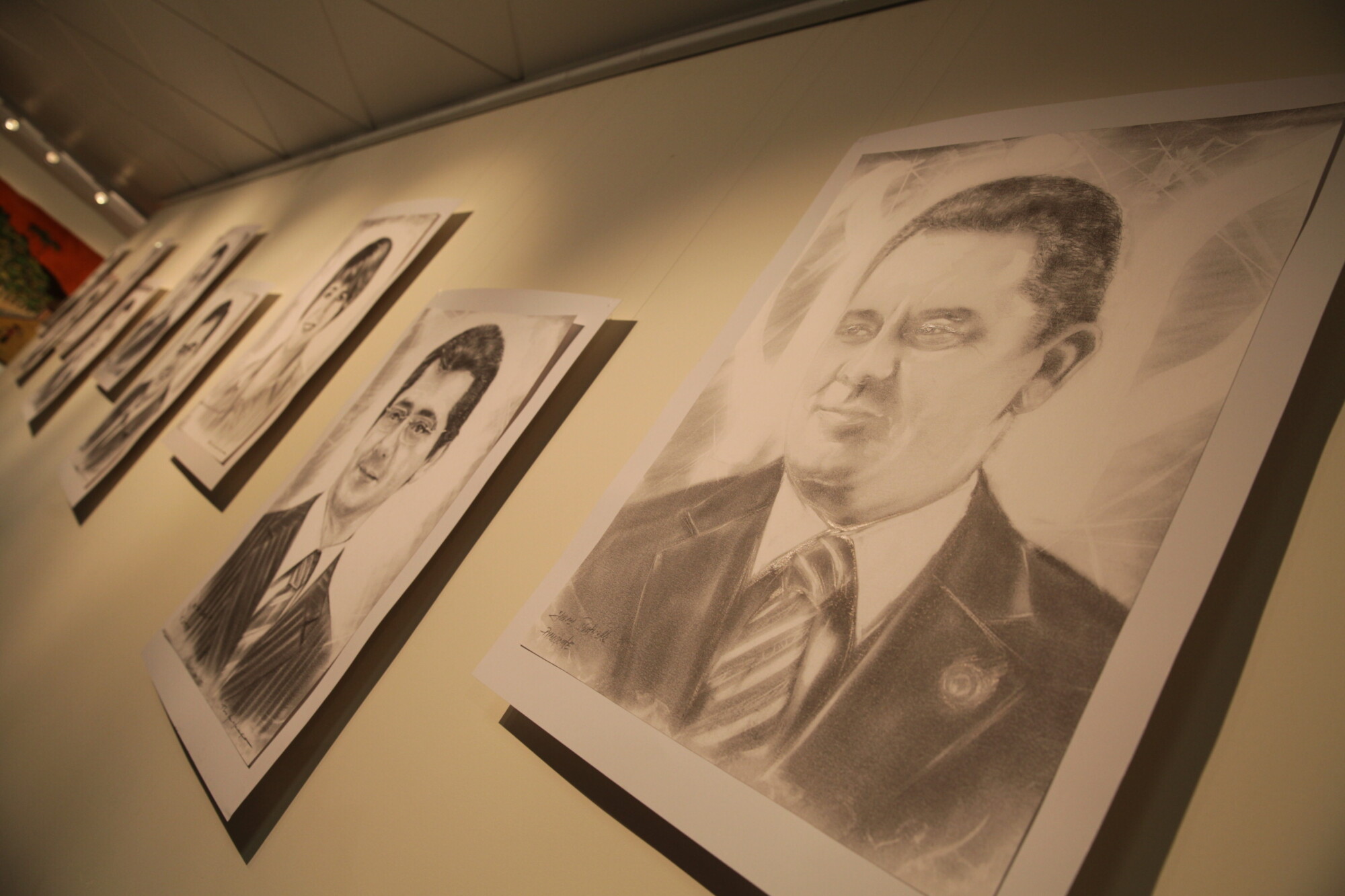 Exposição apresenta retratos desenhados dos 40 deputados estaduais