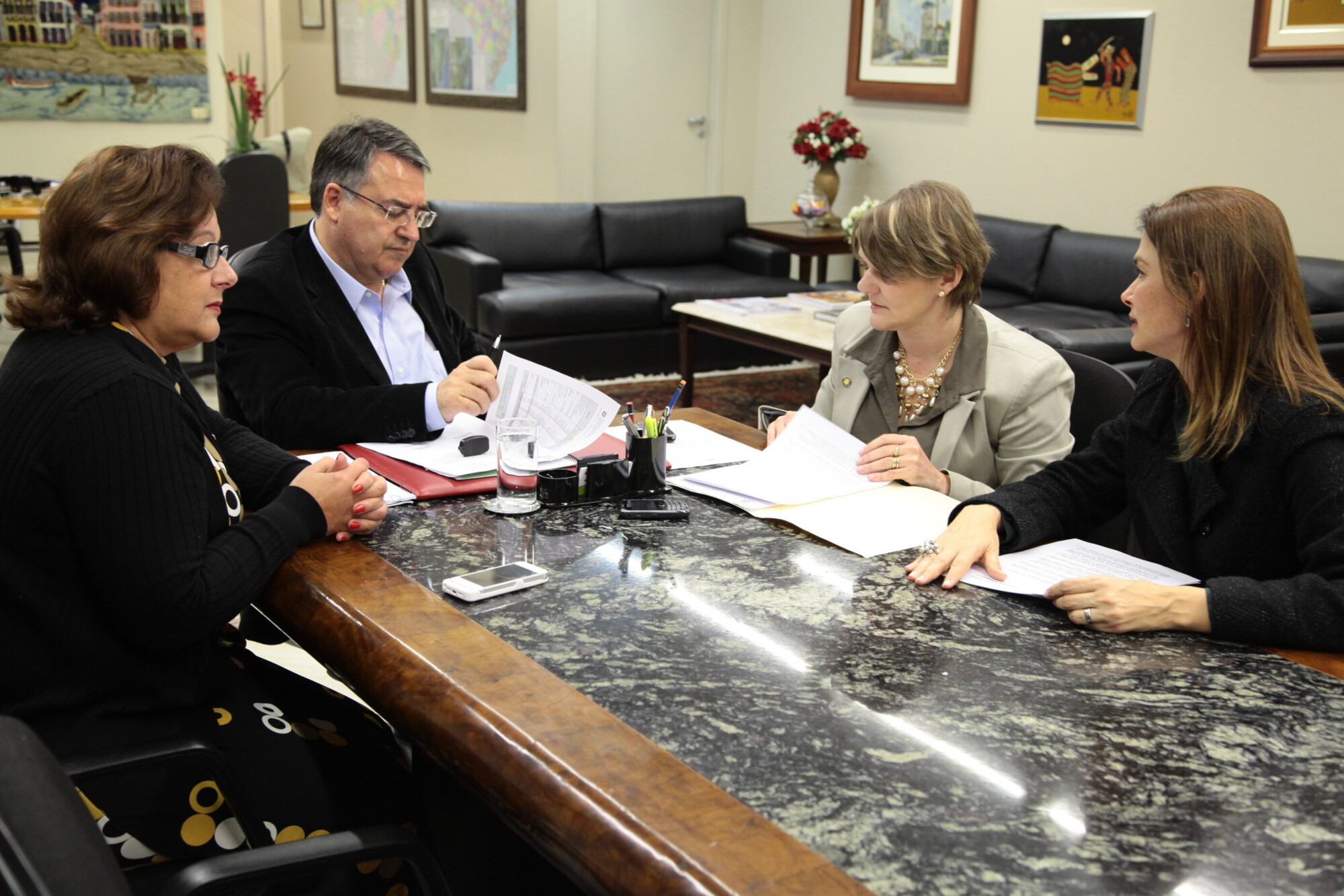 Governador decide mudar regra de altura para entrada de mulheres na PM