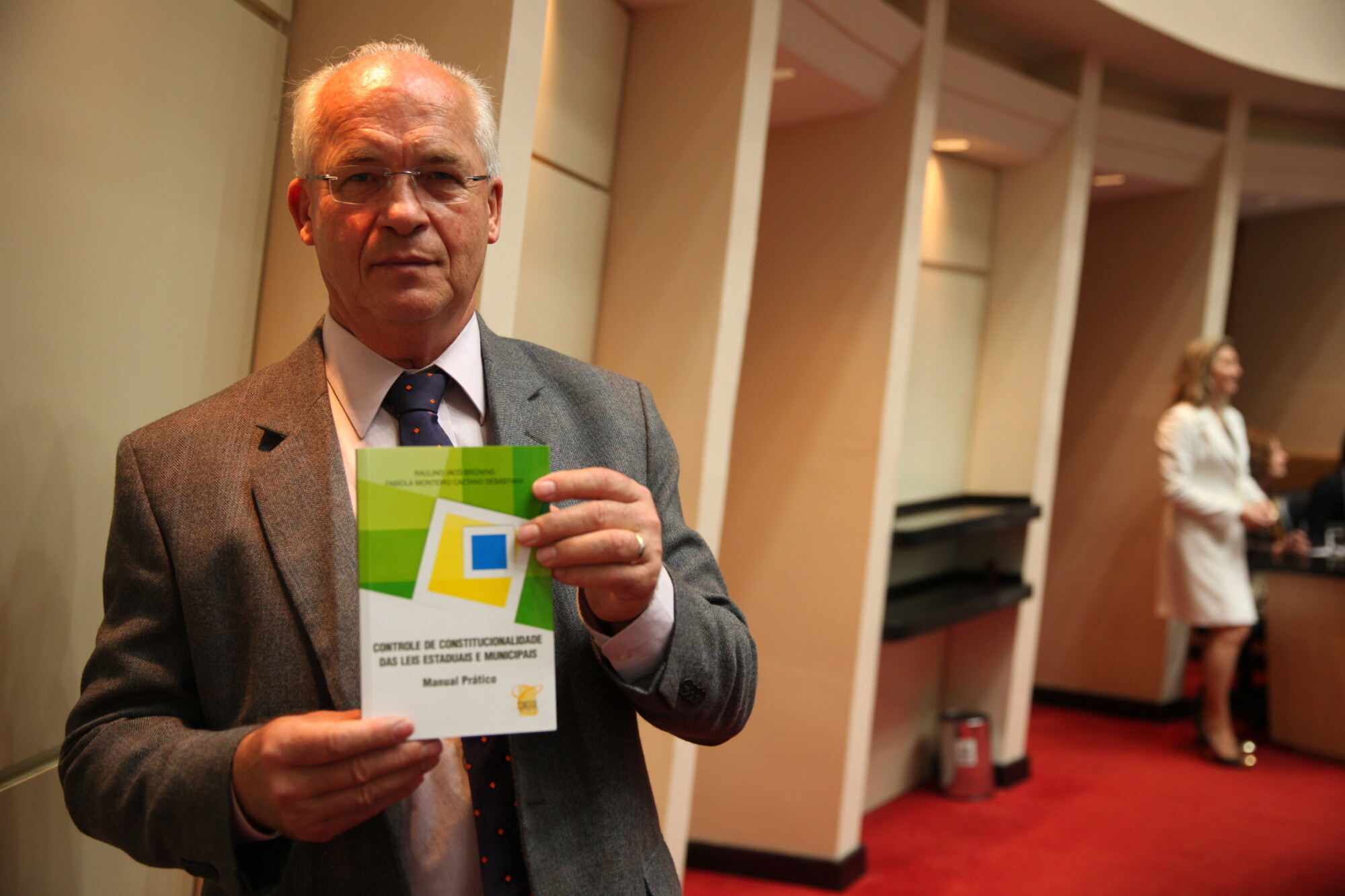 Constitucionalidade das leis estaduais e municipais é tema de livro