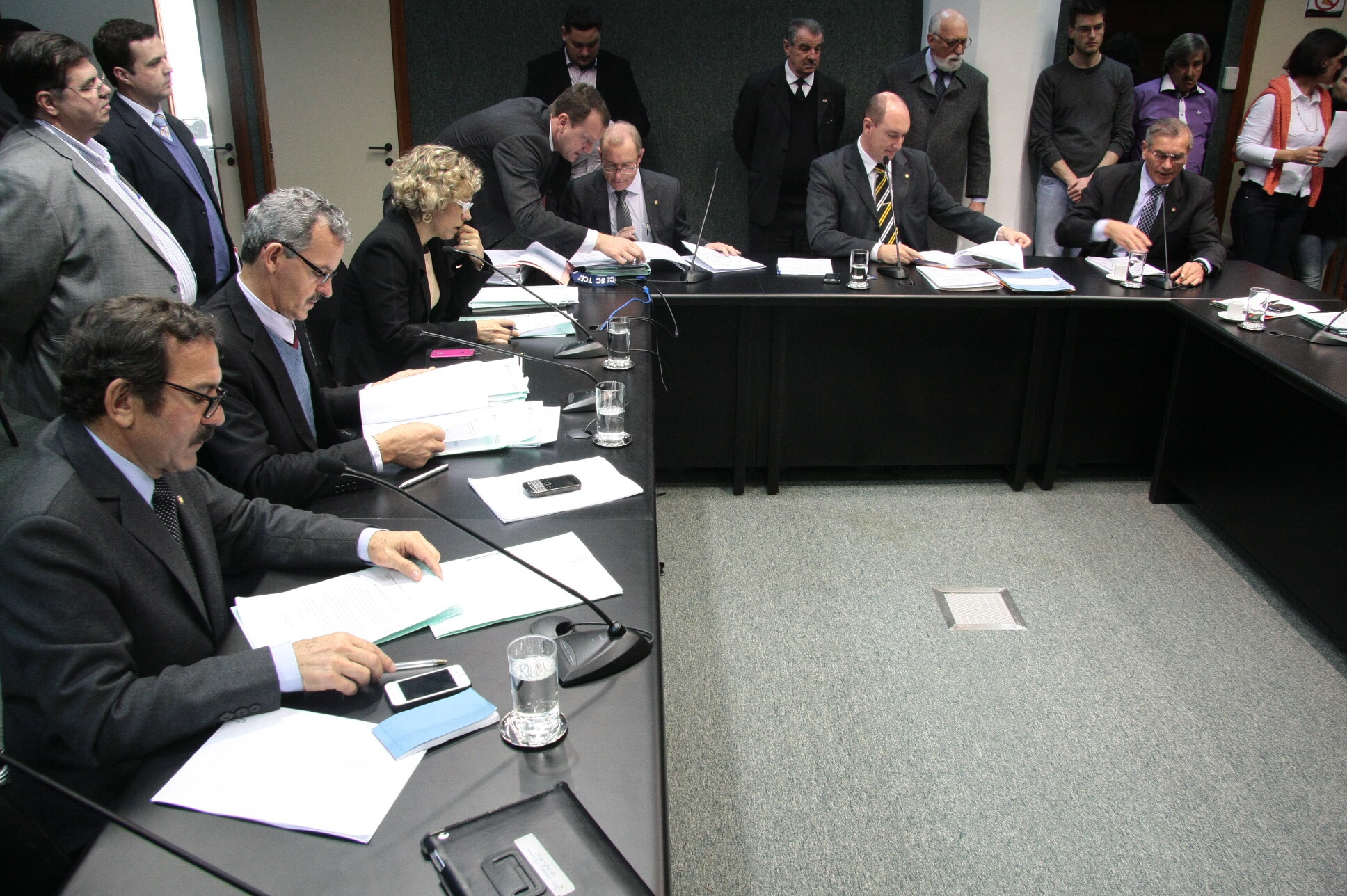 CCJ fica em aberto para análise de quatro projetos do Executivo