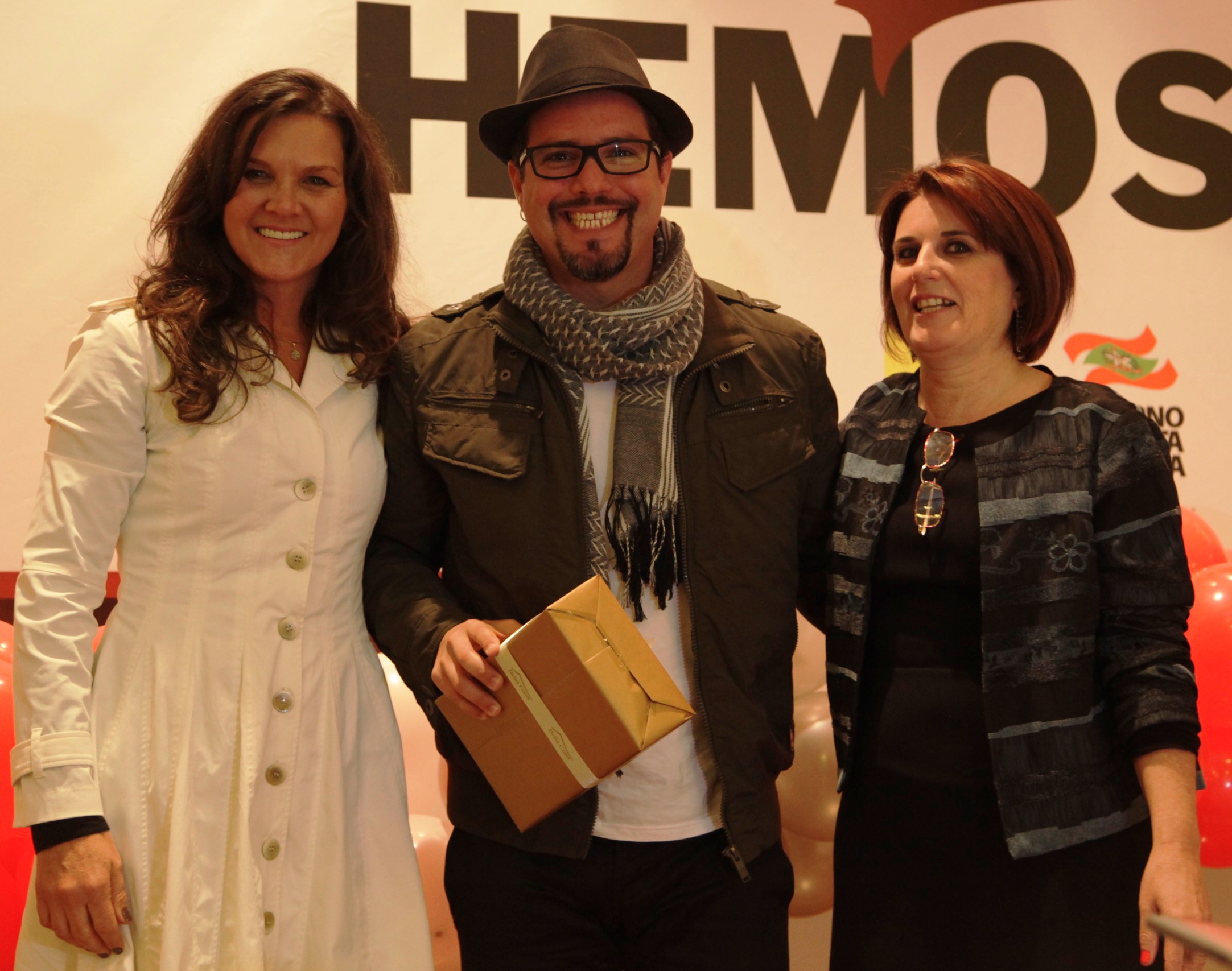 Roseli Sandrini Chefe da Captação de Doadores entrega homenagem ao vocalista da Banda Iriê Rô Conceição e Dra. Denise Gerente Diretora Geral do HEMOSC na Comemoração de 25 anos do HEMOSC   Foto Carlos Kilian/AGENCIA AL