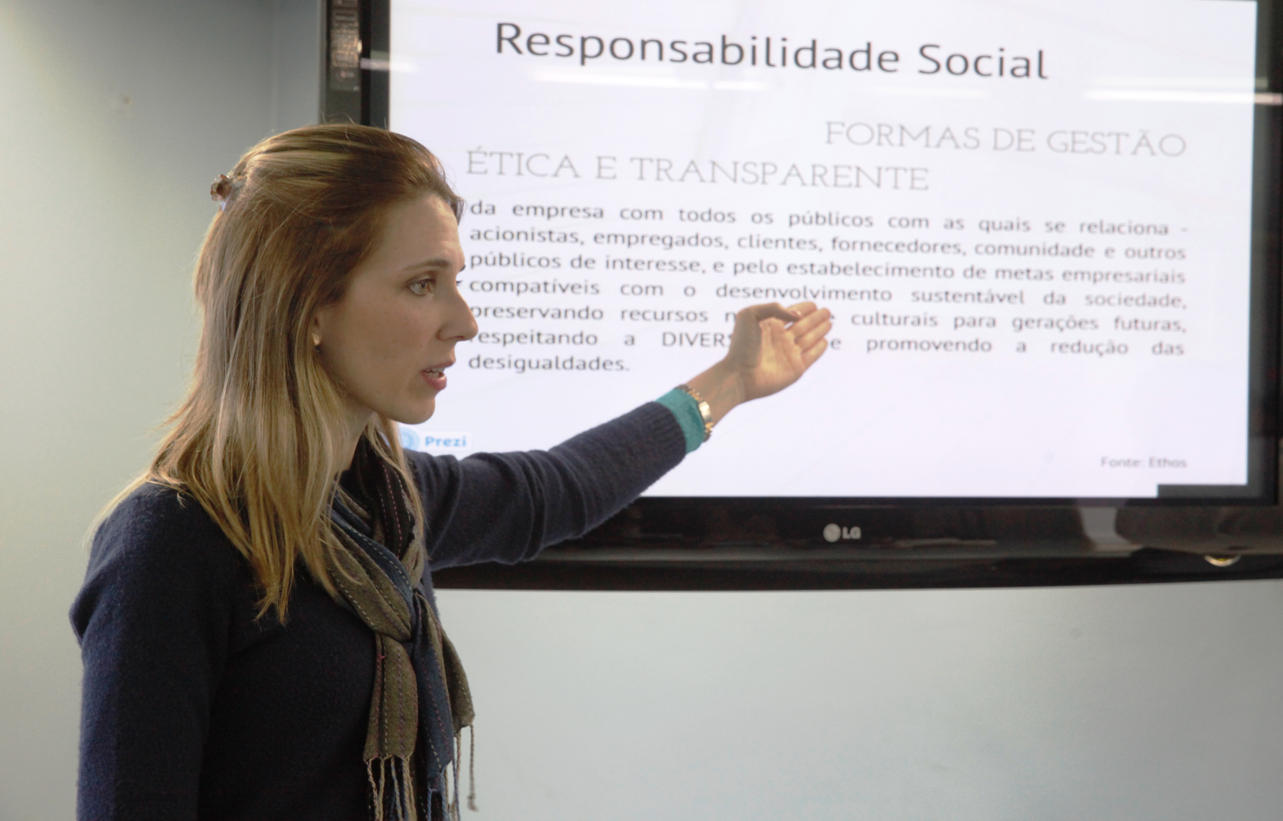Palestrante Elisangela Schappo   Assessora Tecnica da Comissão de Responsabilidade Social   Foto Carlos Kilian