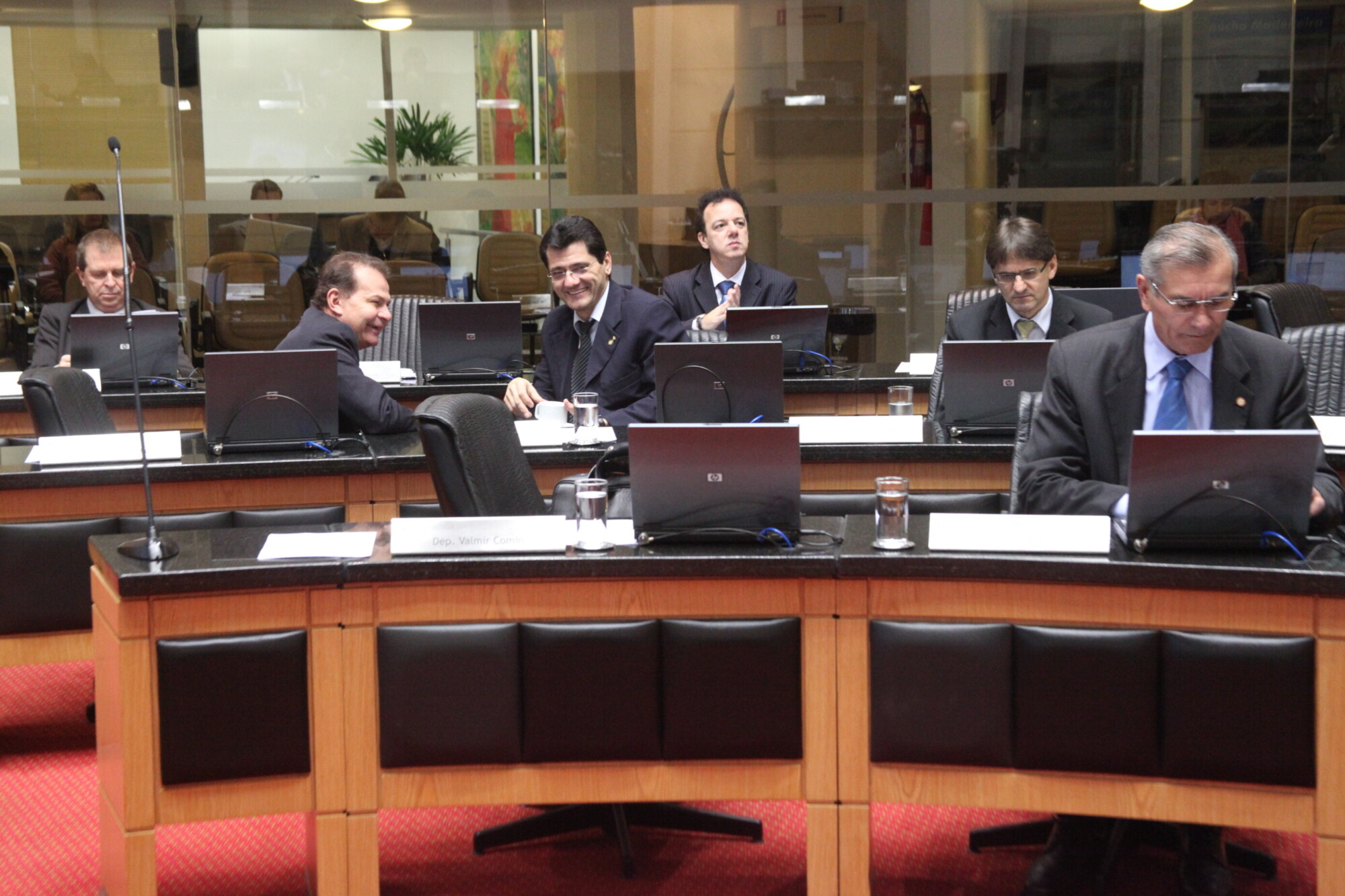 Deputados criticam governo federal no retorno às atividades parlamentares