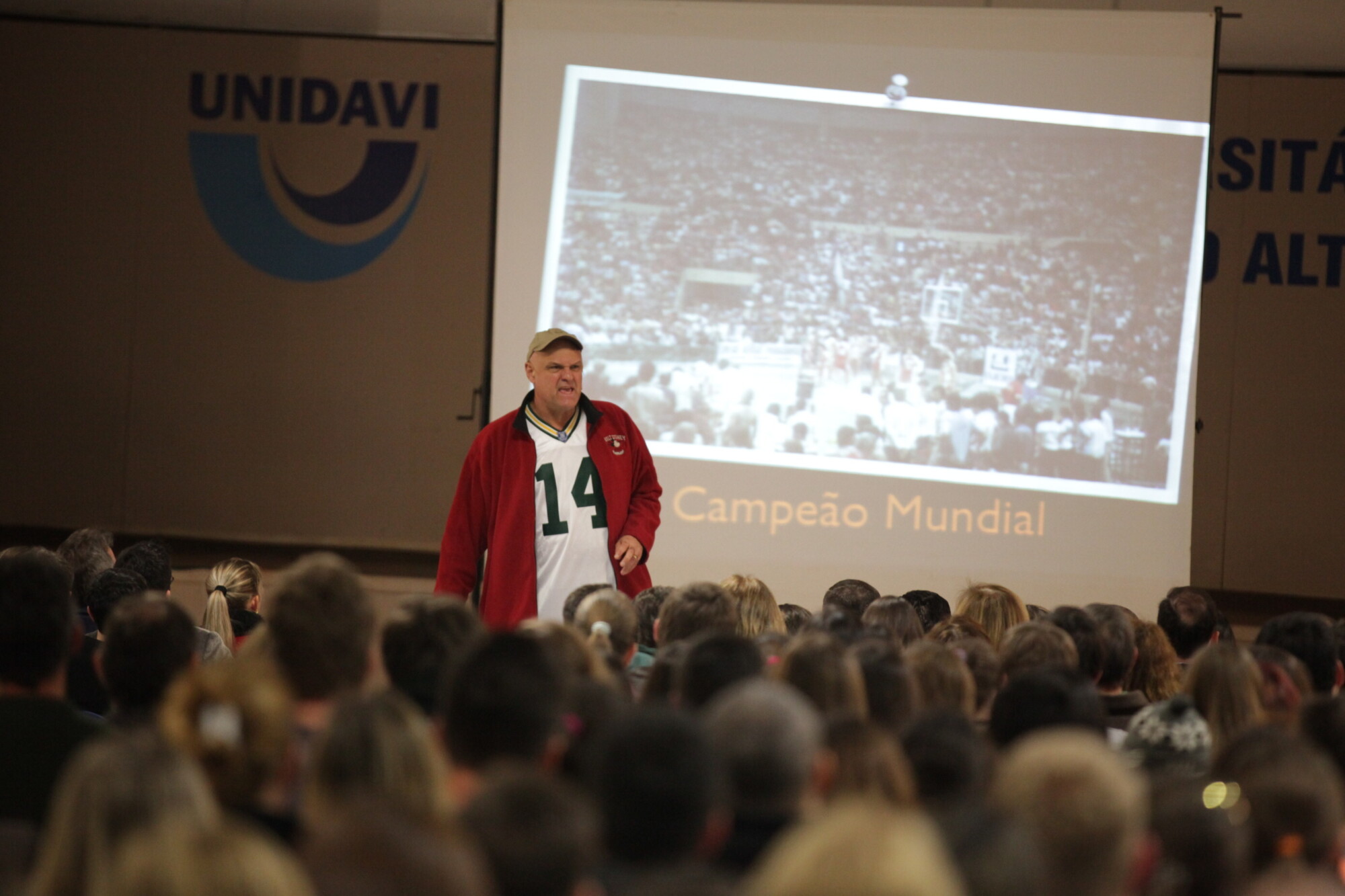 Oscar Schmidt reúne mais de 900 pessoas na palestra de Rio do Sul