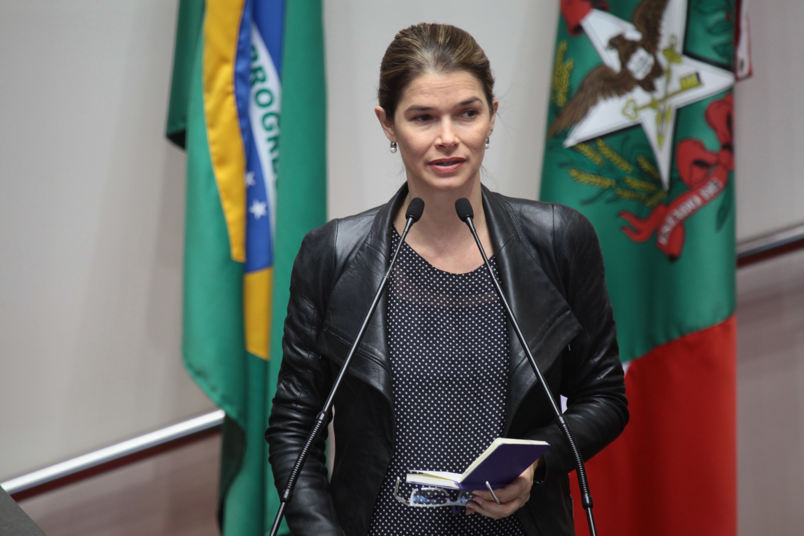 Deputada Angela Albino (PCdoB) . Sessão Ordinária - Horário dos Partidos. Plenário Osni Régis. Foto: Miriam Zomer