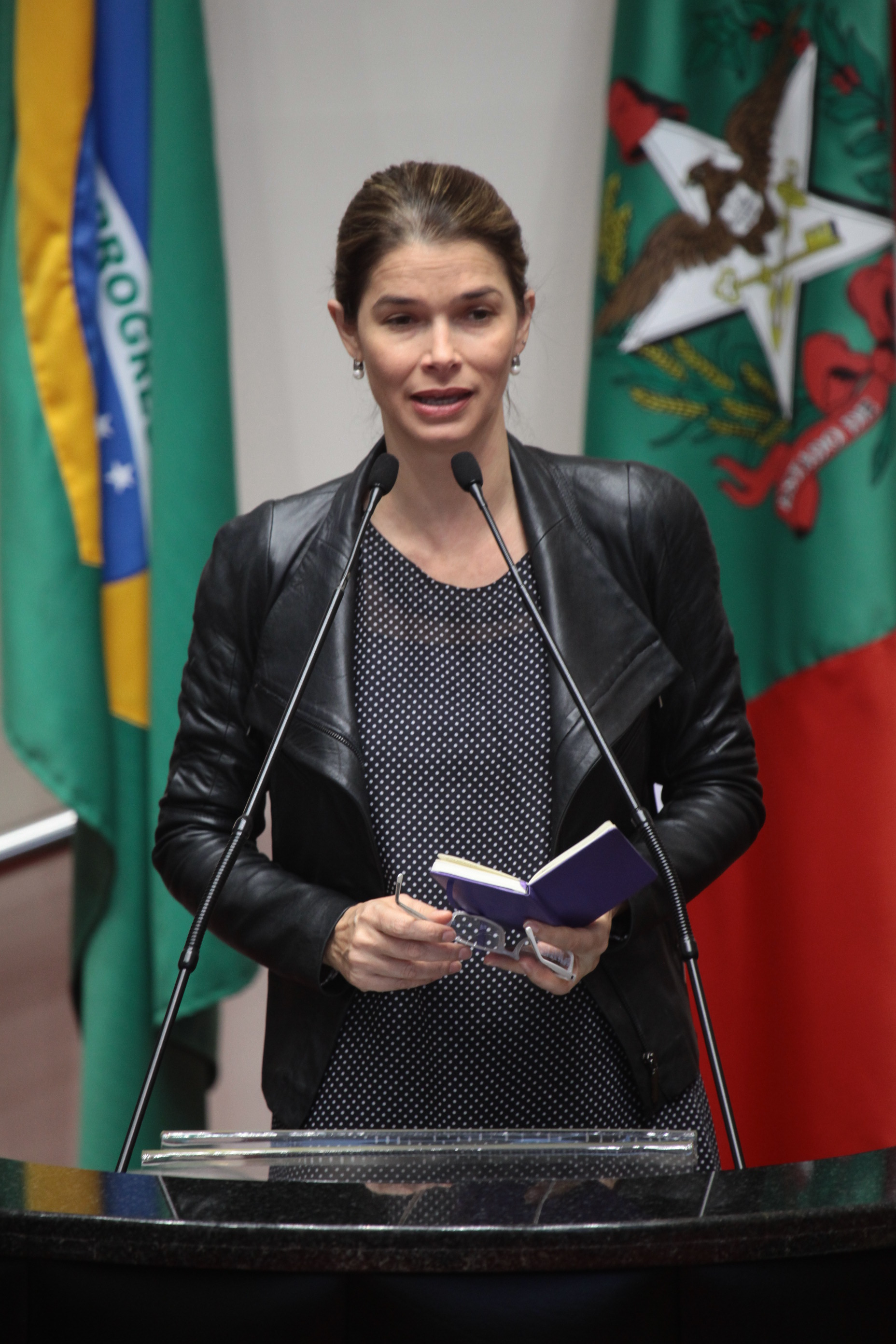 Deputada Angela Albino (PCdoB) . Sessão Ordinária - Horário dos Partidos. Plenário Osni Régis. Foto: Miriam Zomer