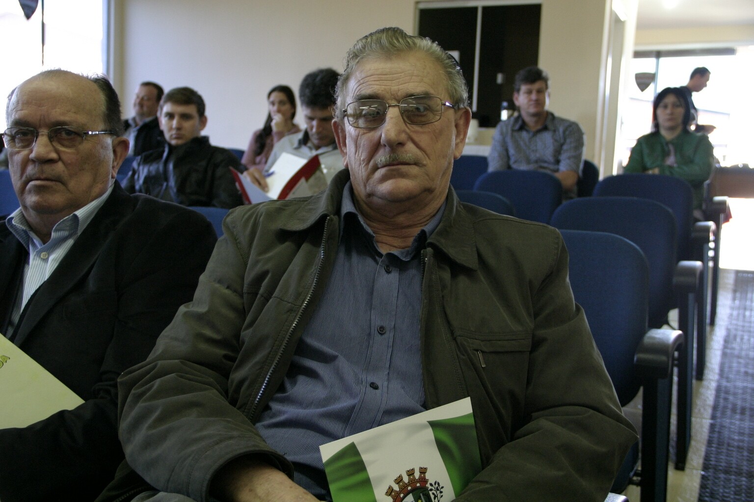 Presidente da Amosc e vereador de Chapecó, Delvino da Rosa, e demais lideranças acompanham o seminário.