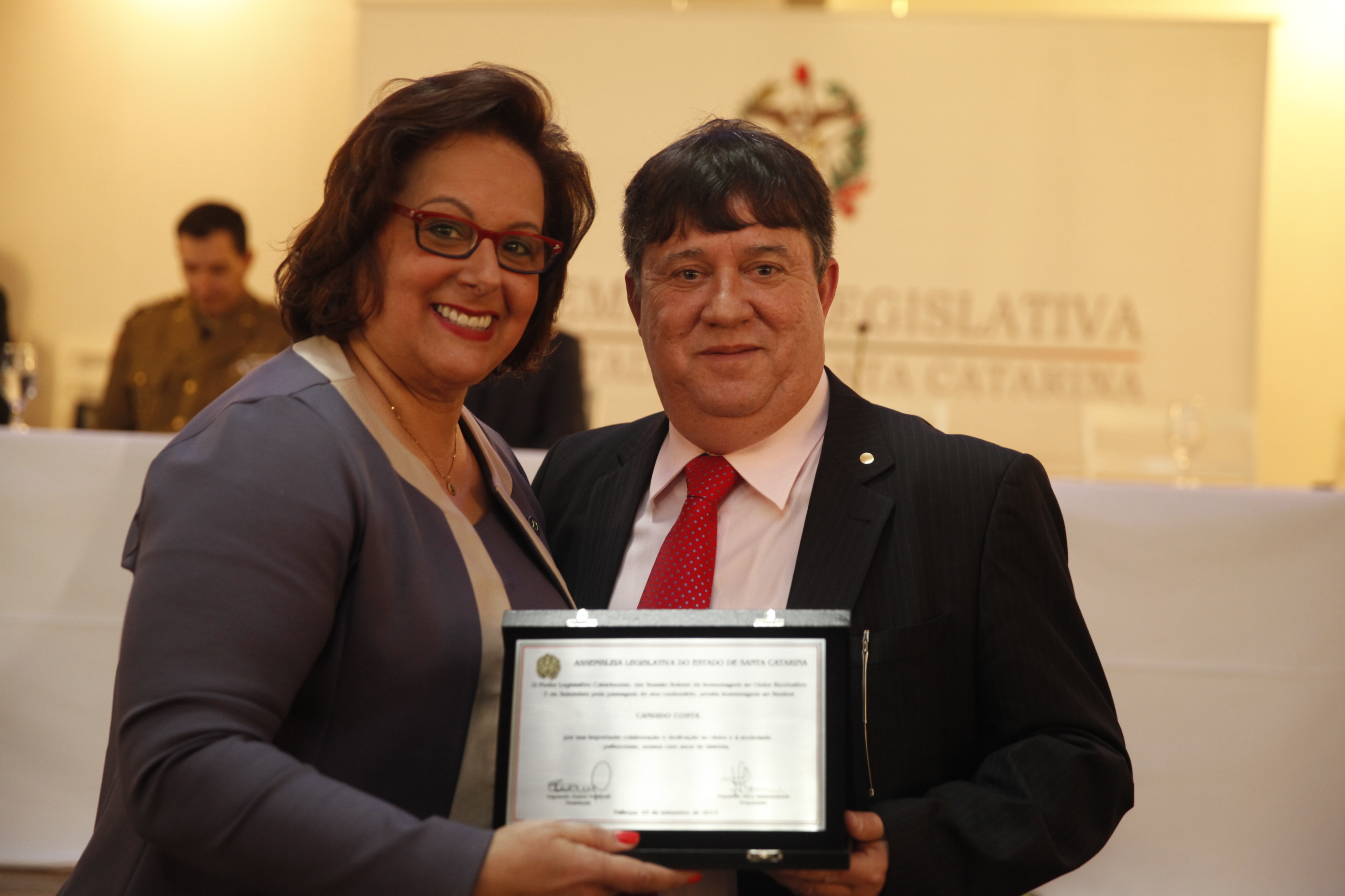 Sessao Solene em Homenagem ao Centenario do Clube 7 de Setembro Deputada Dirce Heidercsheid entrega placa comemorativa ao Presidente do Clube Sr. Eduardo Wiethoirn  Foto Carlos Kilian/Agencia AL