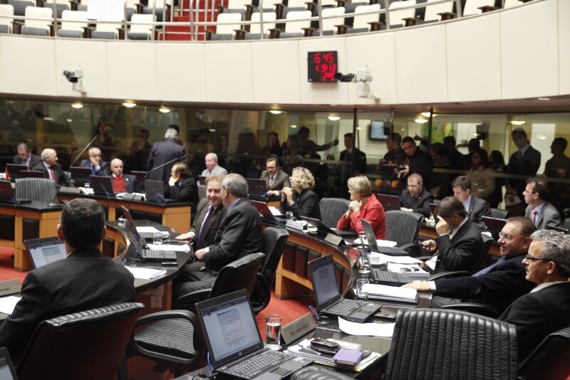Assembleia aprova admissibilidade de PEC que extingue o voto secreto