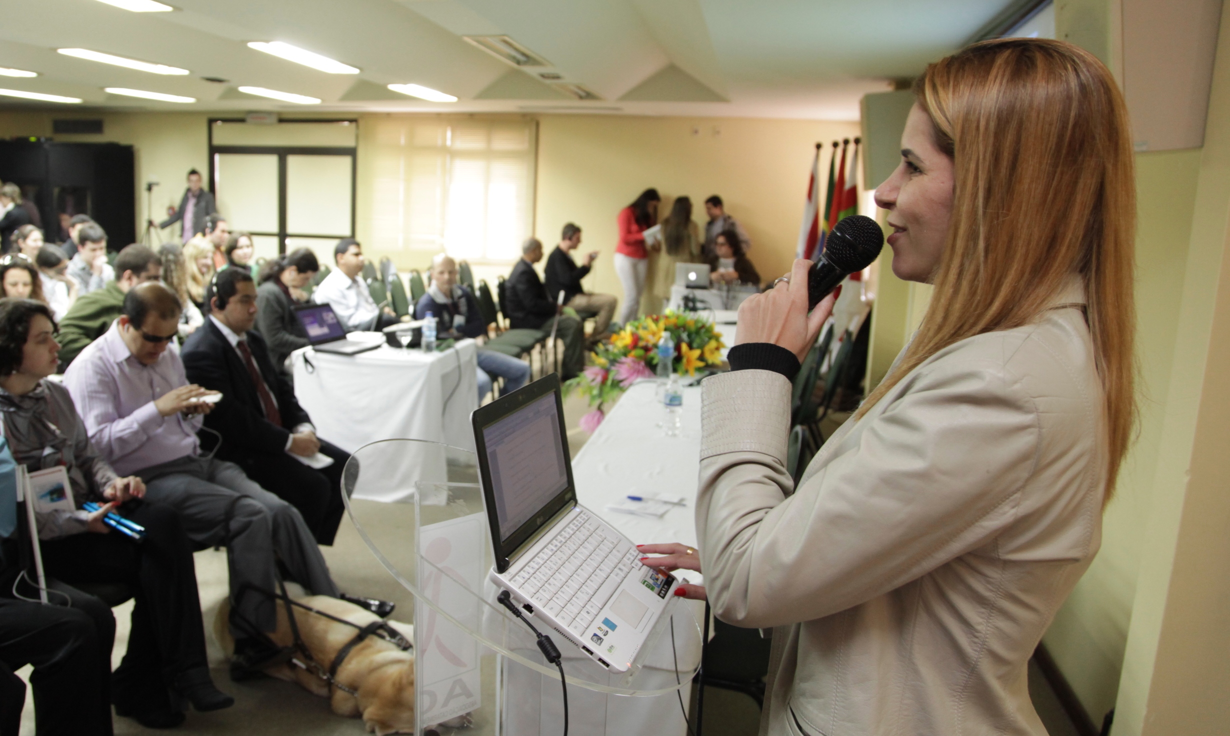 I Seminário de Tecnologia Assistida e Cidadania da Pessoa com Deficiência Visual. Karol Sales  Mestre de Cerimonia. Foto: Carlos Kilian/AgênciaAL.