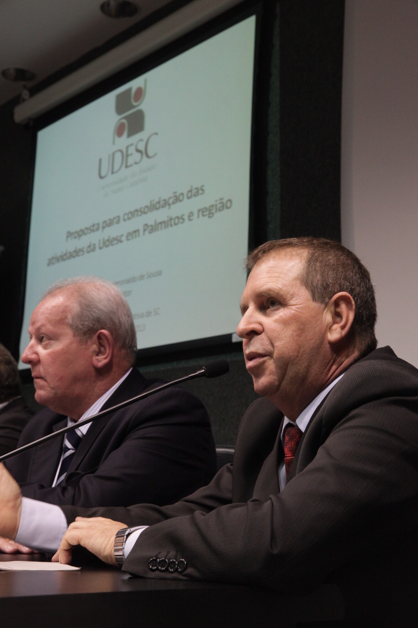 O deputado Mauricio Eskudlark (PSD) na audiência pública - UDESC em Palmitos.  Foto: Lucas Gabriel Diniz / Agência AL