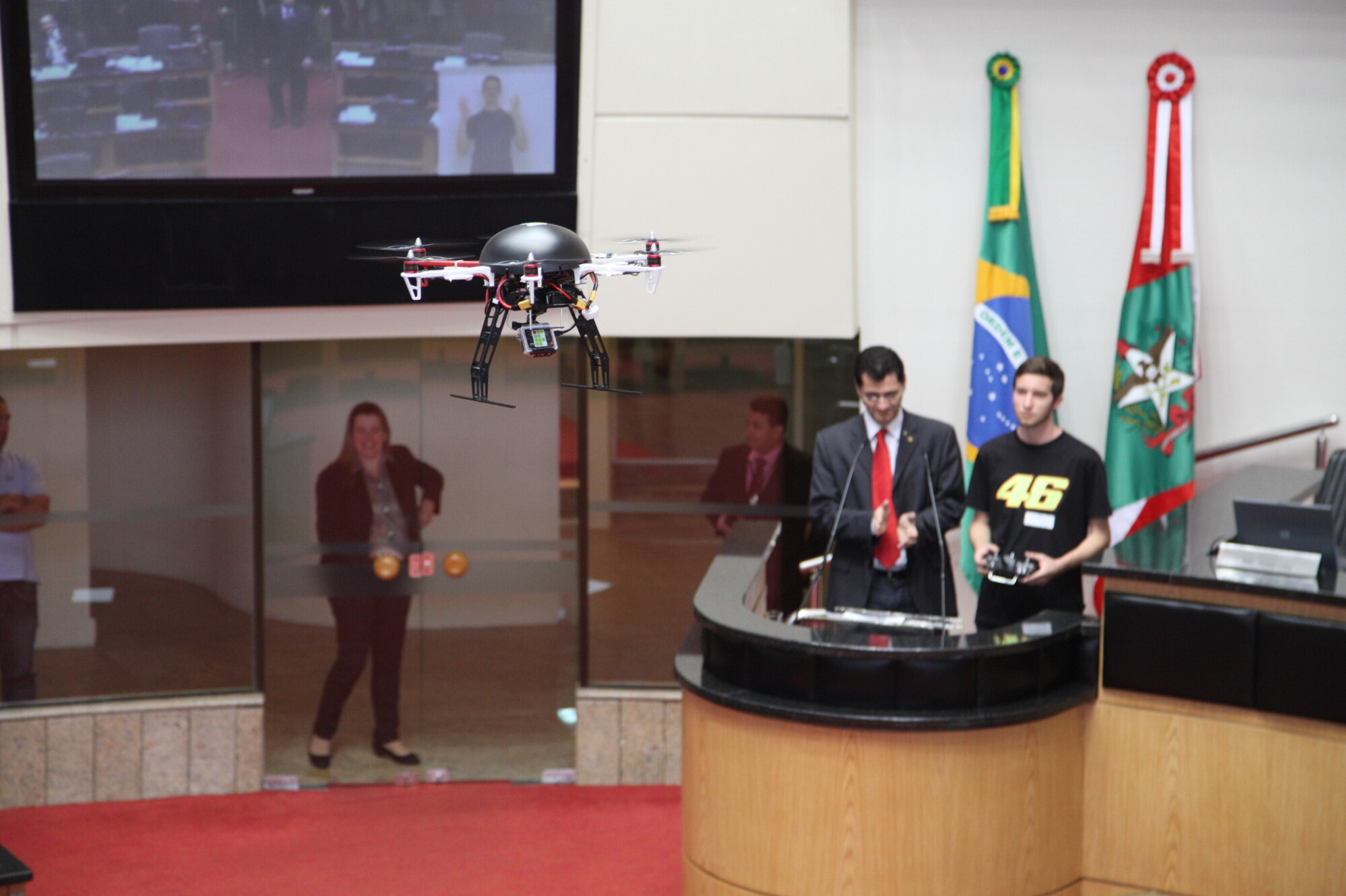 Estudantes do IFSC apresentam protótipo de drone na Assembleia