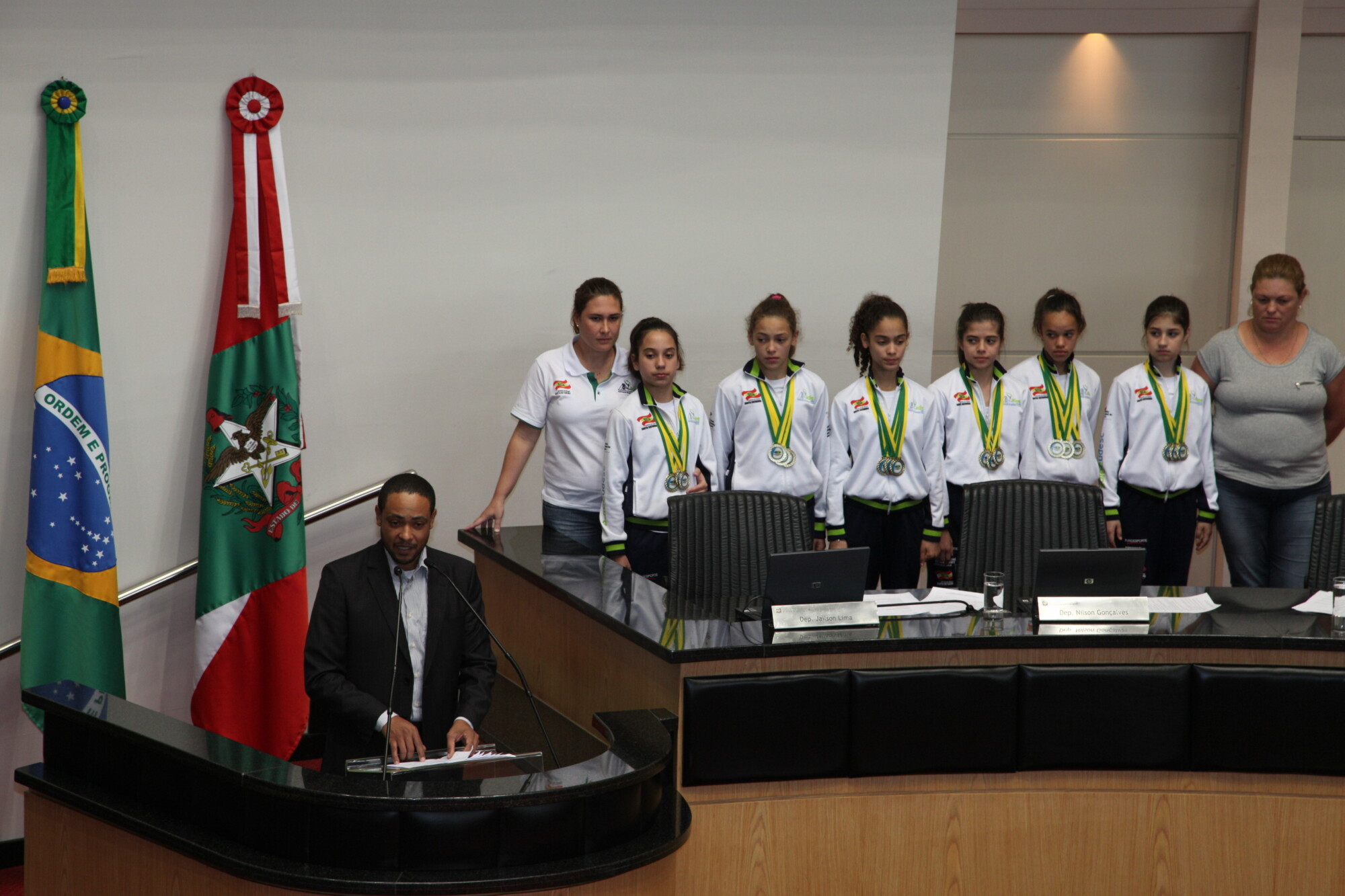 Equipe infantil de ginástica rítmica busca apoio na Assembleia