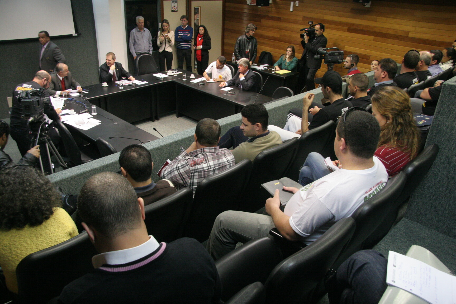 Promoções e horas extras dificultam acordo entre Sinpol, Aprasc e governo