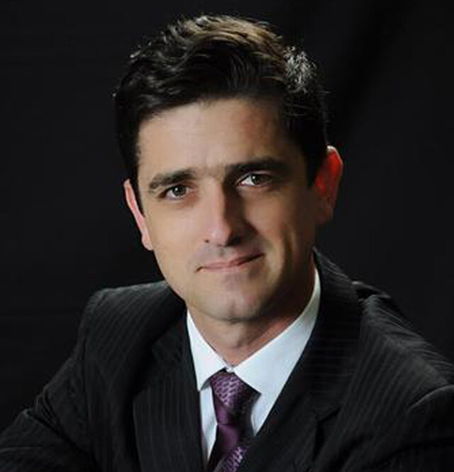 Jornalista Charles Cargnin, da Rádio Difusora AM, de Içara, pergunta ao deputado Valmir Comin
