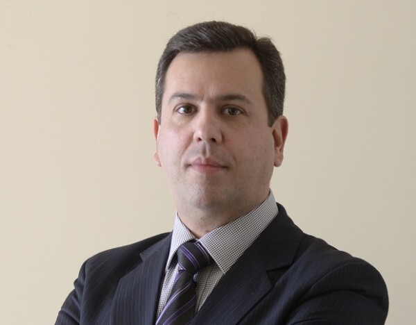 Jornalista Roberto Azevedo, da Rádio Record, pergunta à deputada Angela Albino