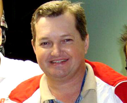 Jornalista Charles Espig, da Rádio Clube, de Blumenau, pergunta ao deputado Jean Kuhlmann