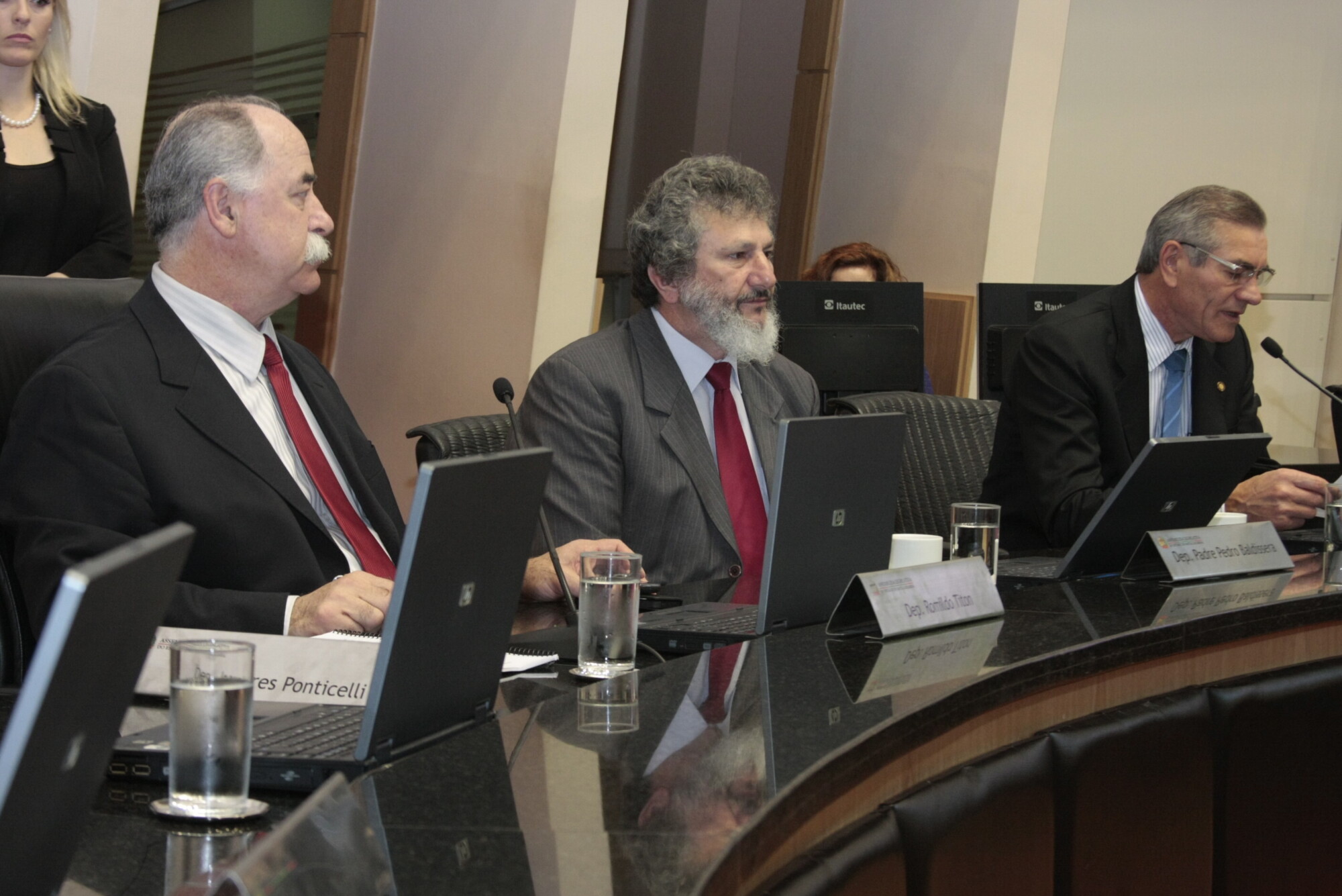 Deputados discutem proposta salarial para servidores da Segurança Pública