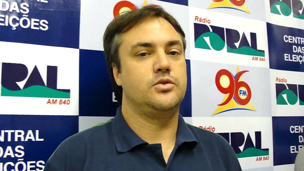 Jornalista Marcos Feijó, da Rádio Rural, de Concórdia, pergunta ao deputado Neodi Saretta