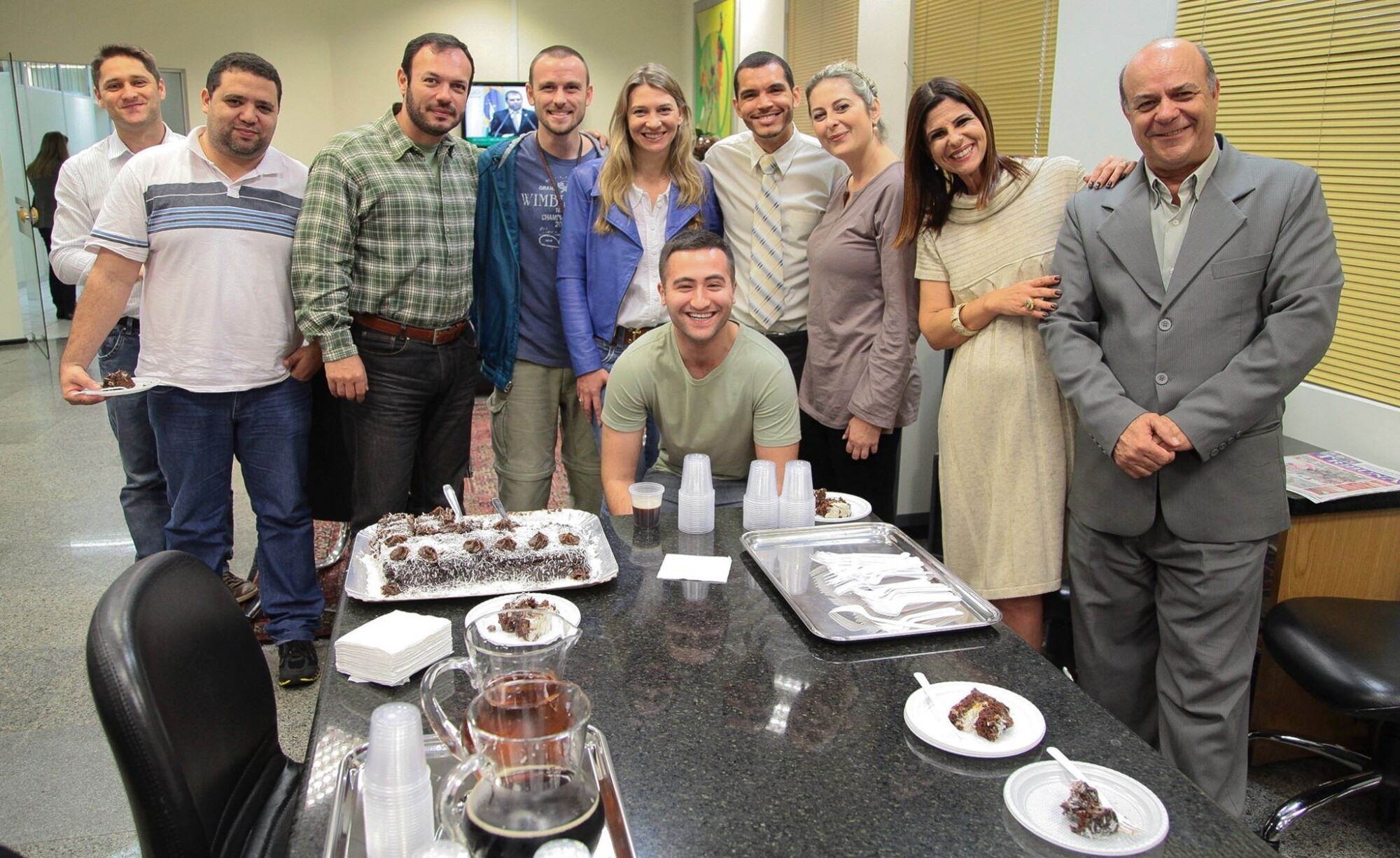 Equipe da TVAL comemora o aniversário da TV Legislativa. Foto: Miriam Zomer/Agência AL