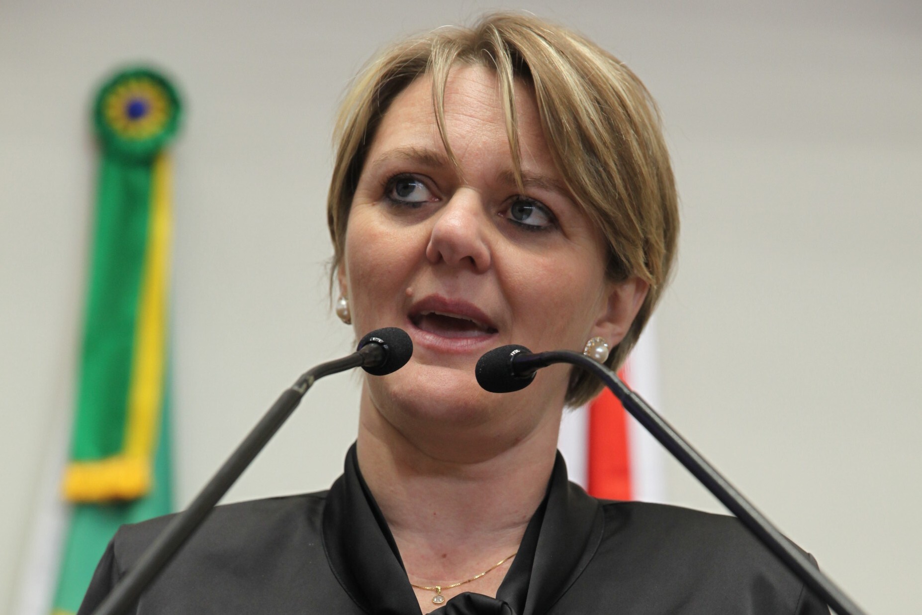 Luciane Carminatti comemora nomeação das candidatas aprovadas no concurso da PM