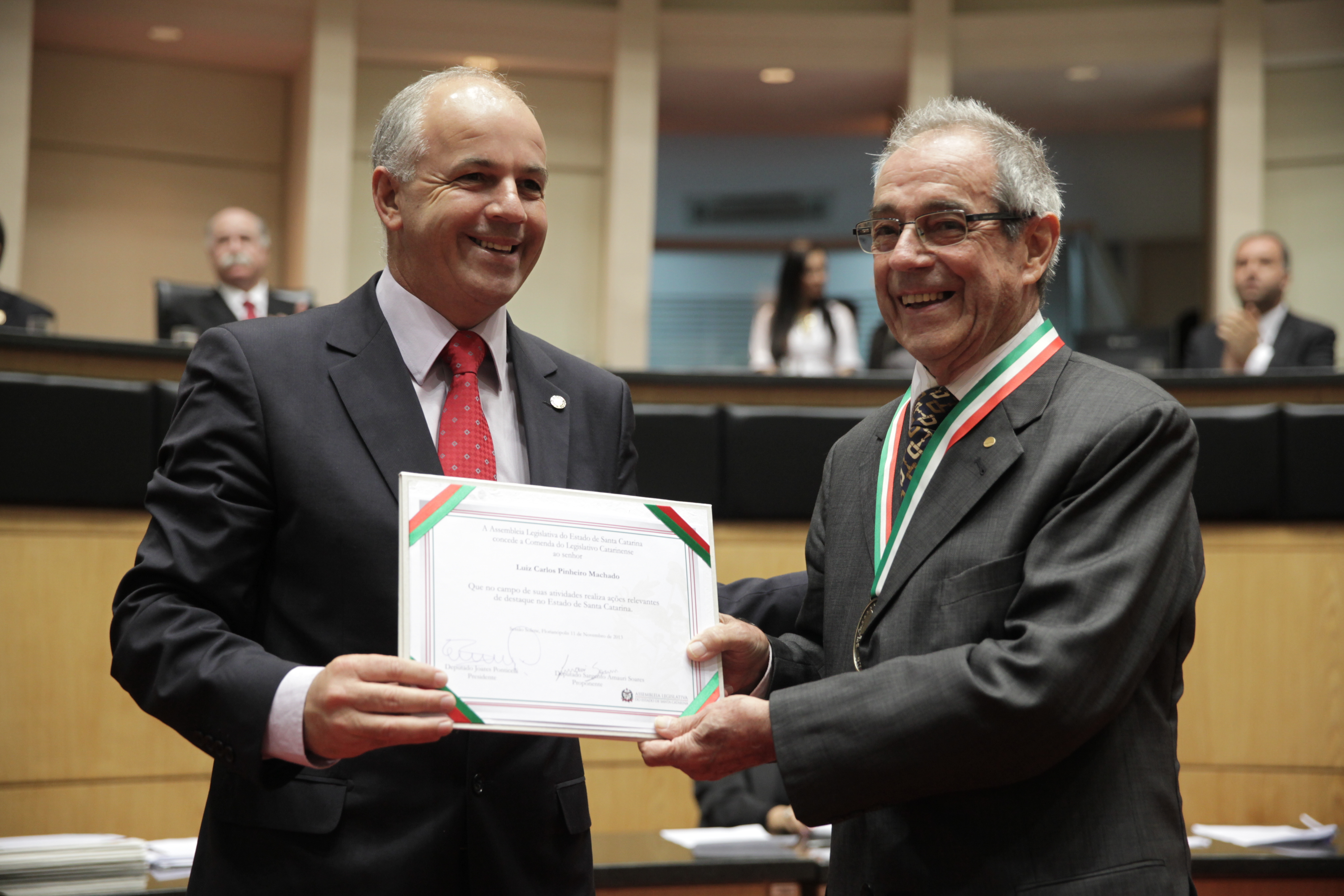 Sessão Solene da Comenda do Legislativo. Deputado Sargento Amauri Soares homenageia Luiz Carlos Pinheiro Machado. Foto: Lucas Gabriel Diniz/Agência AL