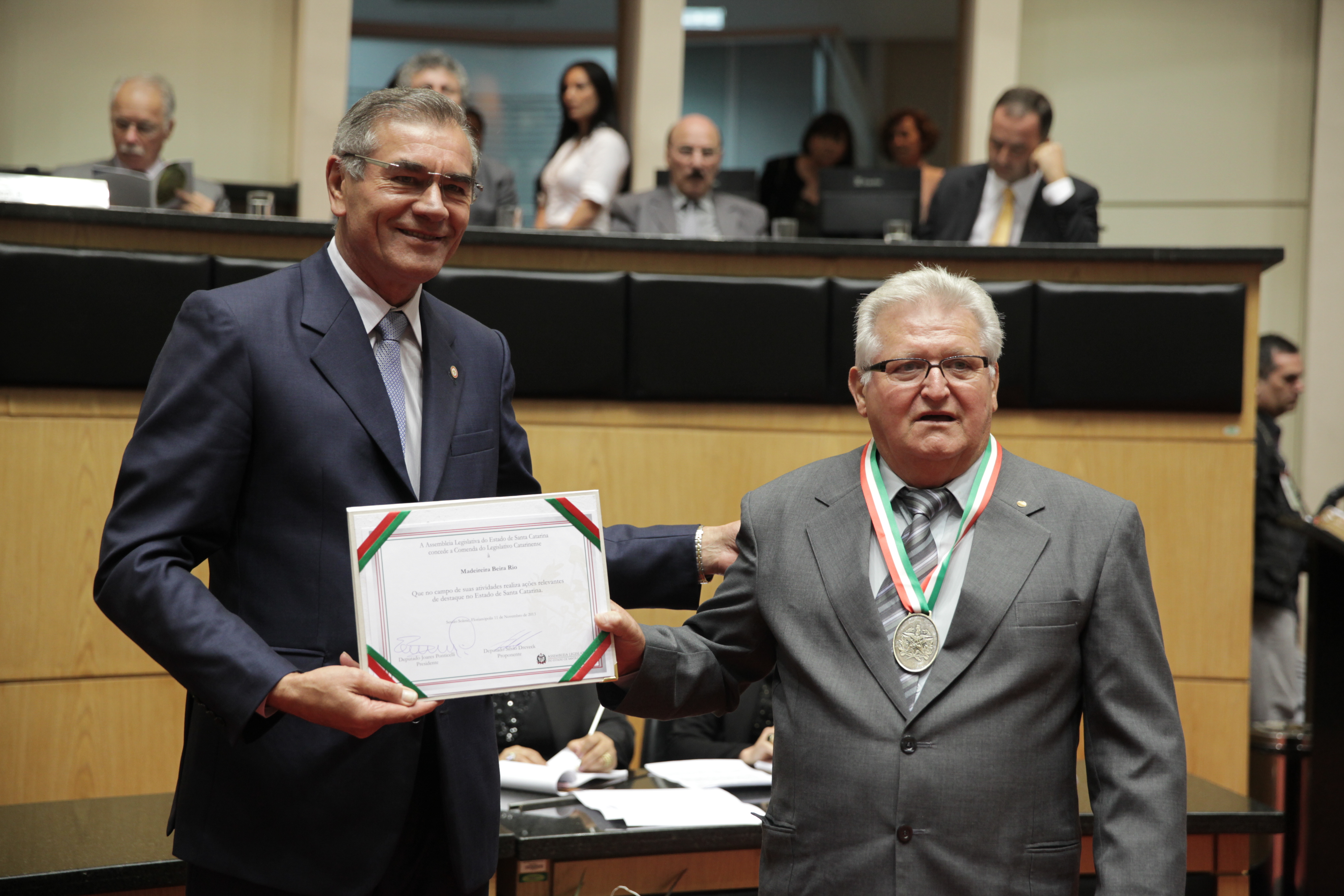 Sessão Solene da Comenda do Legislativo. Deputado Silvio Dreveck homenageia a Madeireira Beira Rio. Foto: Lucas Gabriel Diniz/Agência AL