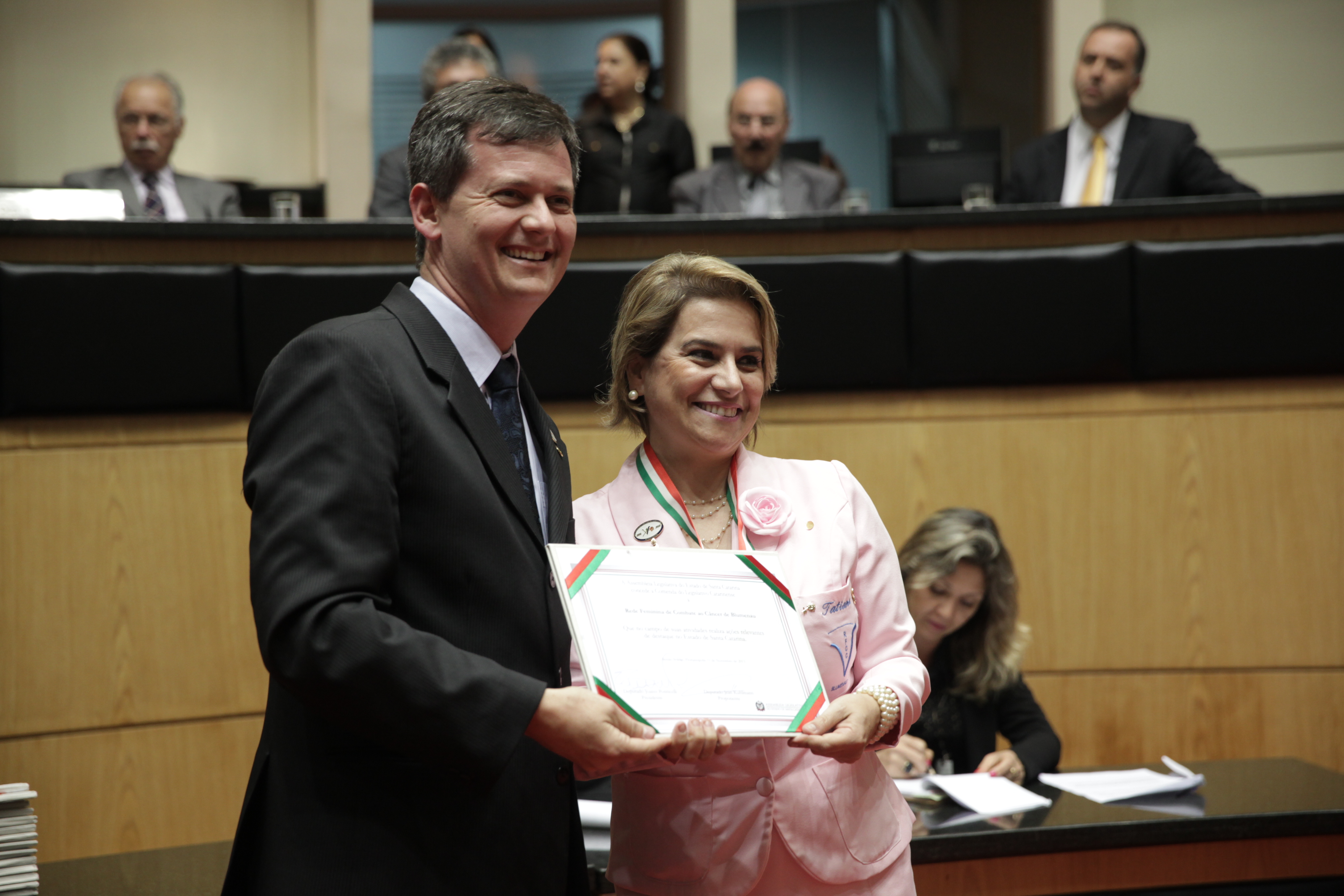 Sessão Solene da Comenda do Legislativo. Deputado Jean Kuhlmann homenageia a Rede Feminina de Combate ao Câncer de Blumenau. Foto: Lucas Gabriel Diniz/Agência AL