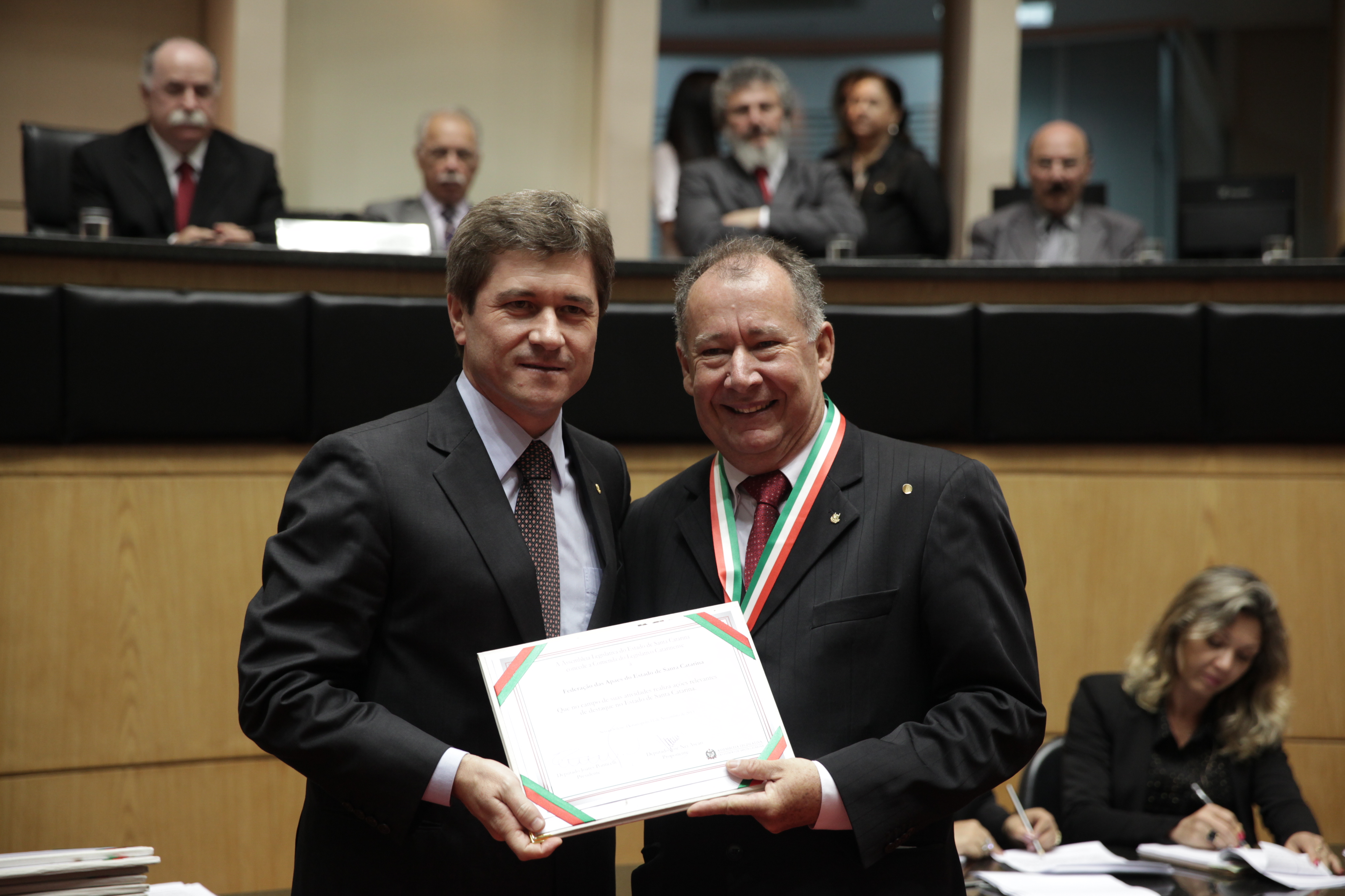 Sessão Solene da Comenda do Legislativo. Deputado José Nei Ascari homenageia a Federação das Apaes do Estado de Santa Catarina. Foto: Lucas Gabriel Diniz/Agência AL