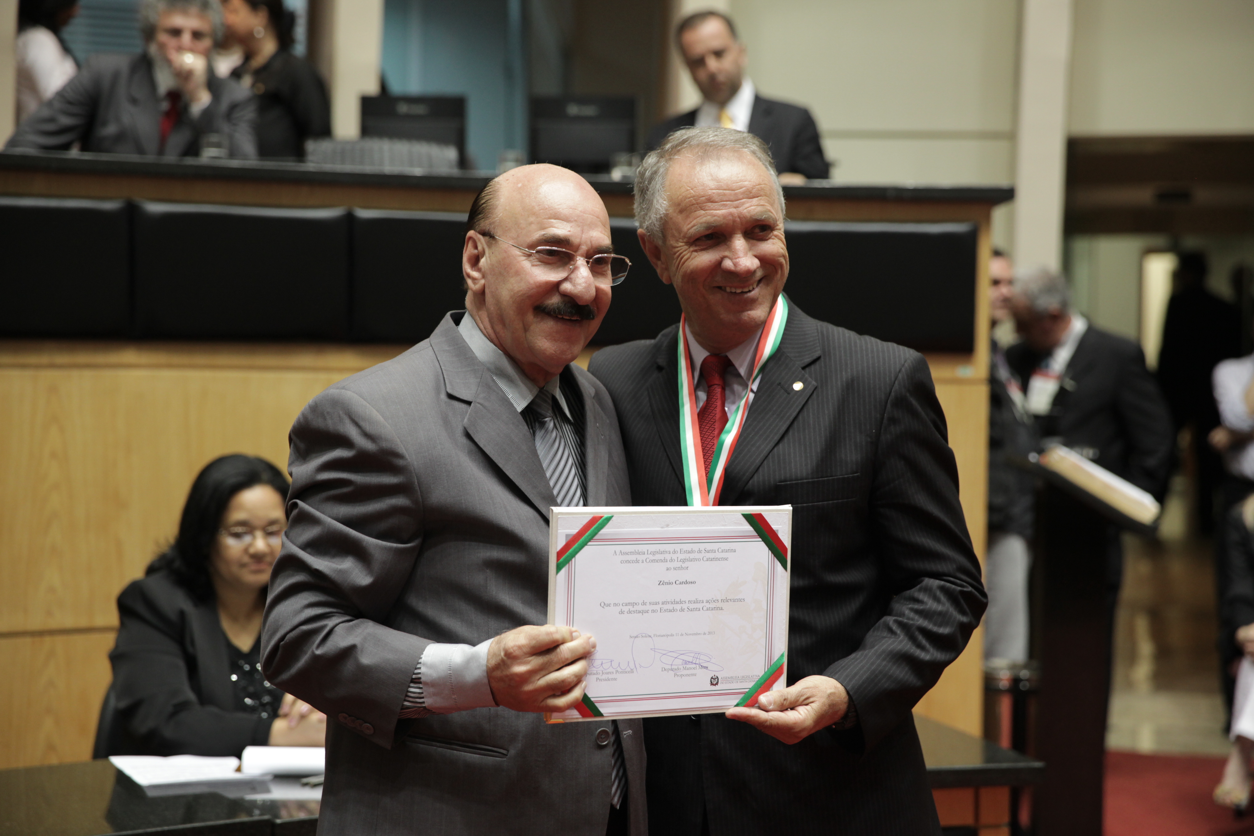 Sessão Solene da Comenda do Legislativo. Deputado Manoel Mota homenageia Zênio Cardoso. Foto: Lucas Gabriel Diniz/Agência AL