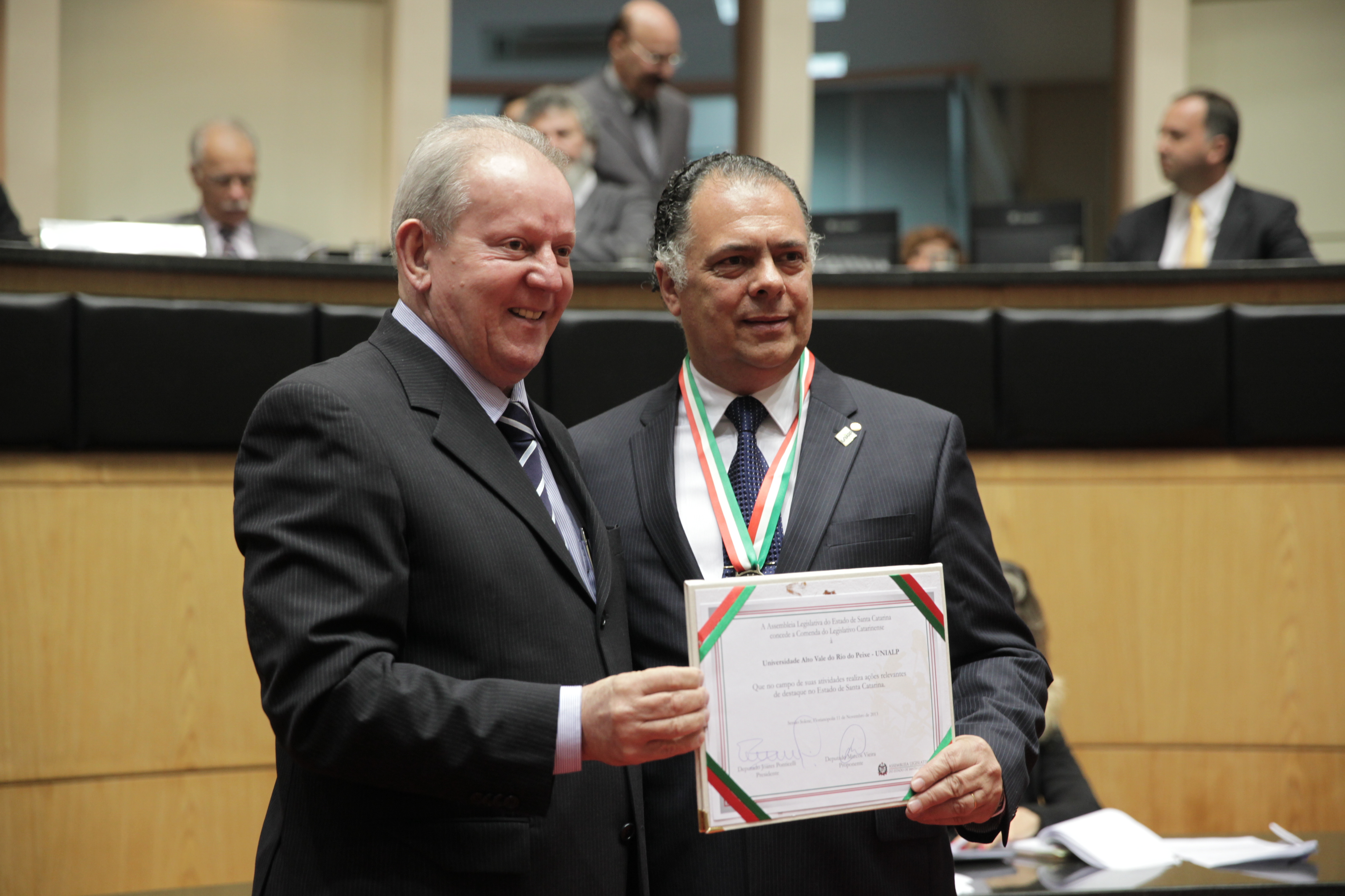 Sessão Solene da Comenda do Legislativo. Deputado Marcos Vieira homenageia a Universidade Alto Vale do Rio do Peixe – UNIALP. Foto: Lucas Gabriel Diniz/Agência AL
