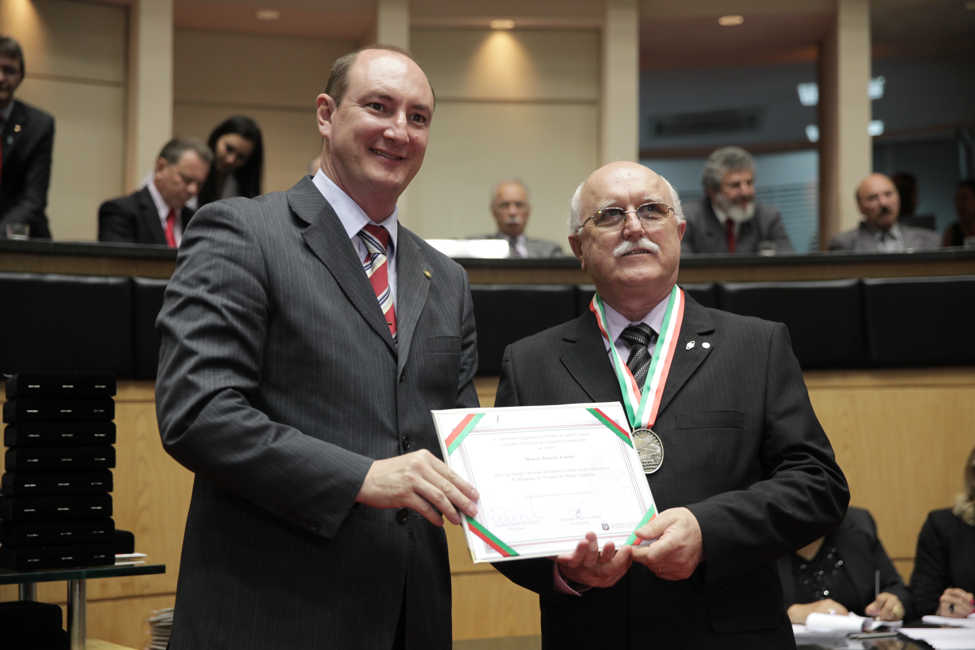 Sessão Solene da Comenda do Legislativo. Deputado Mauro de Nadal homenageia Marcos Antonio Zordan . Foto: Lucas Gabriel Diniz/Agência AL