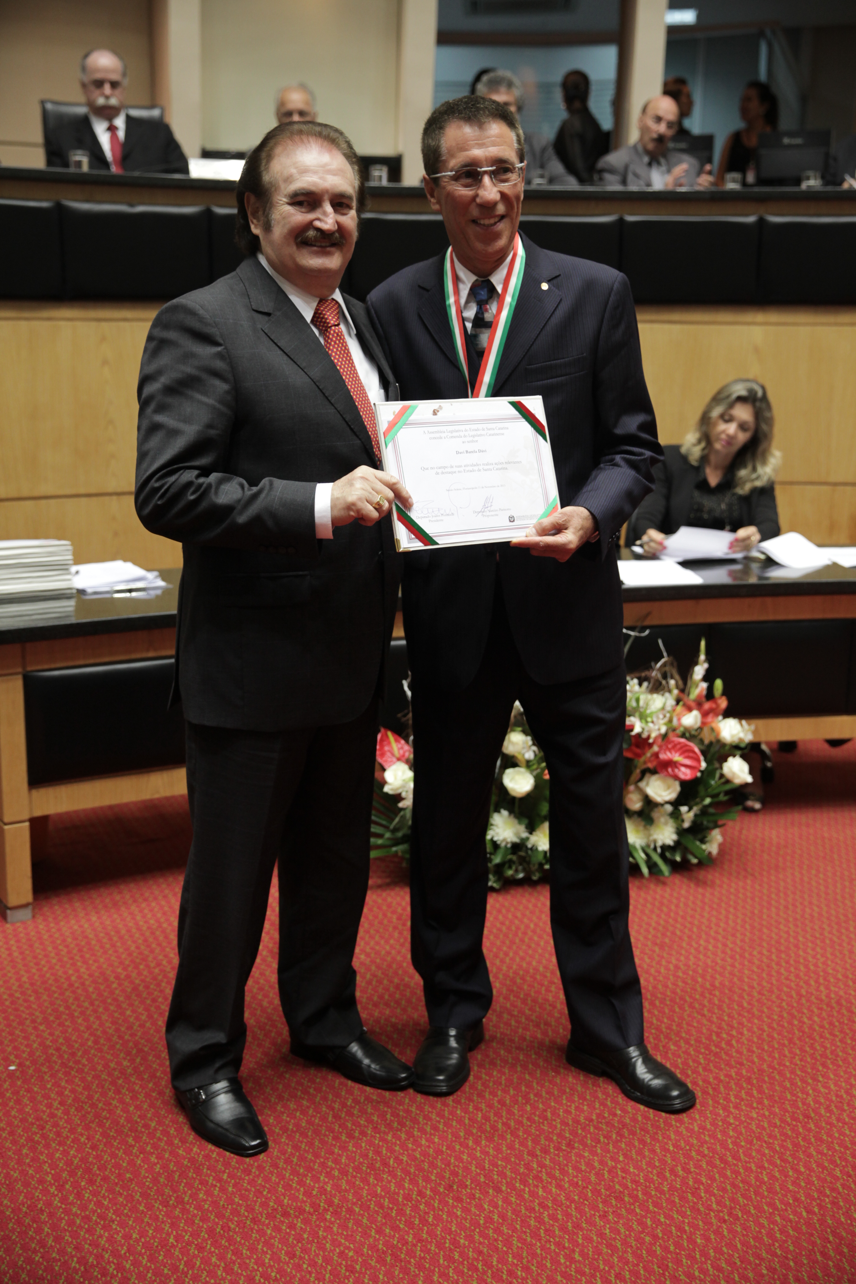 Sessão Solene da Comenda do Legislativo. Deputado Narcizo Parisotto homenageia Davi Barela Dávi. Foto: Lucas Gabriel Diniz/Agência AL