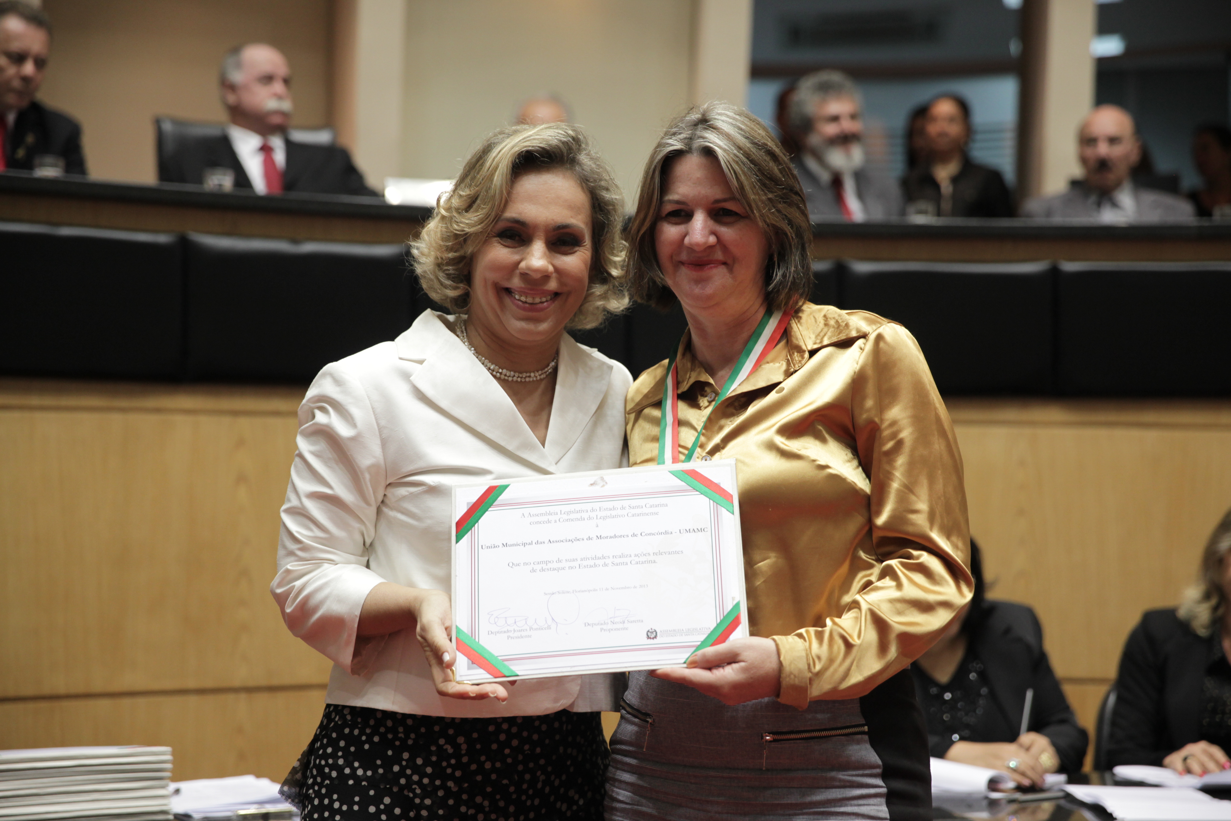 Sessão Solene da Comenda do Legislativo. Deputada Ana Paula Lima representando o Deputado Neodi Saretta homenageia a União Municipal das Associações de Moradores de Concórdia – UMAMC. Foto: Lucas Gabriel Diniz/Agência AL