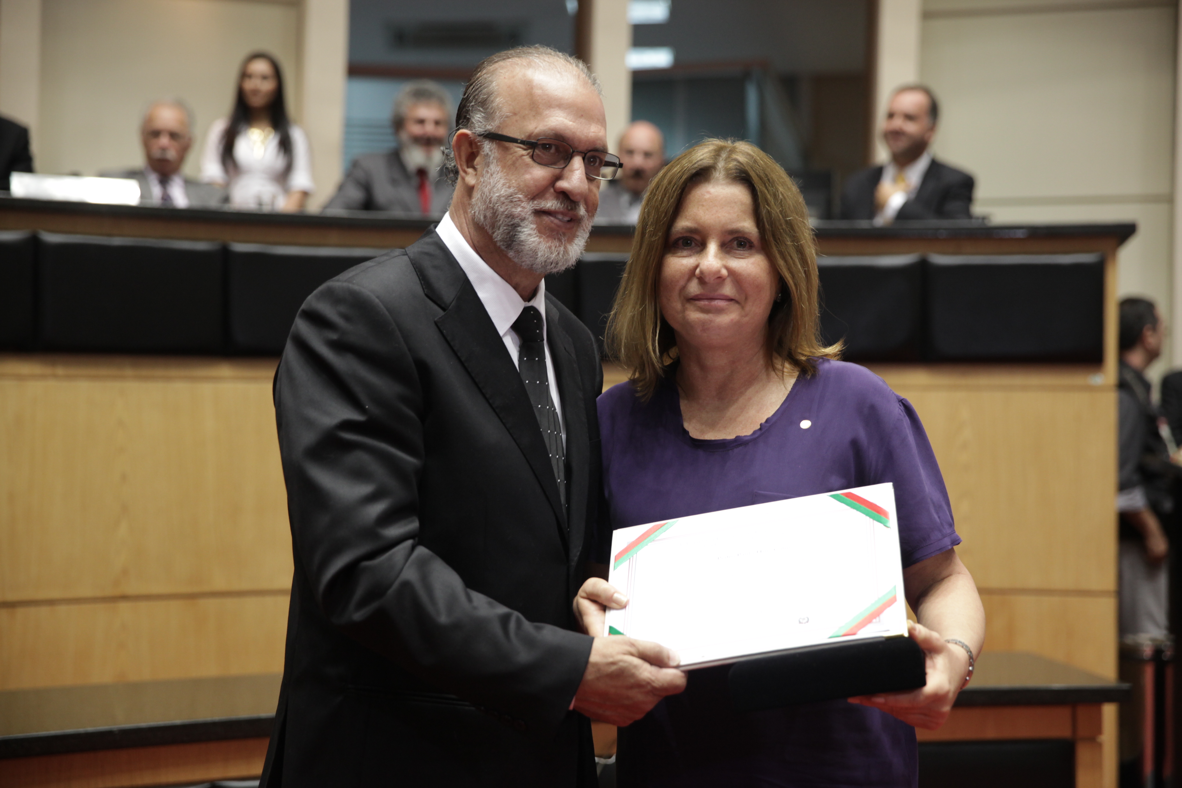Sessão Solene da Comenda do Legislativo. Deputado Nilson Gonçalves homenageia Pedro Paulo Hins Colin – in memorian. Foto: Lucas Gabriel Diniz/Agência AL