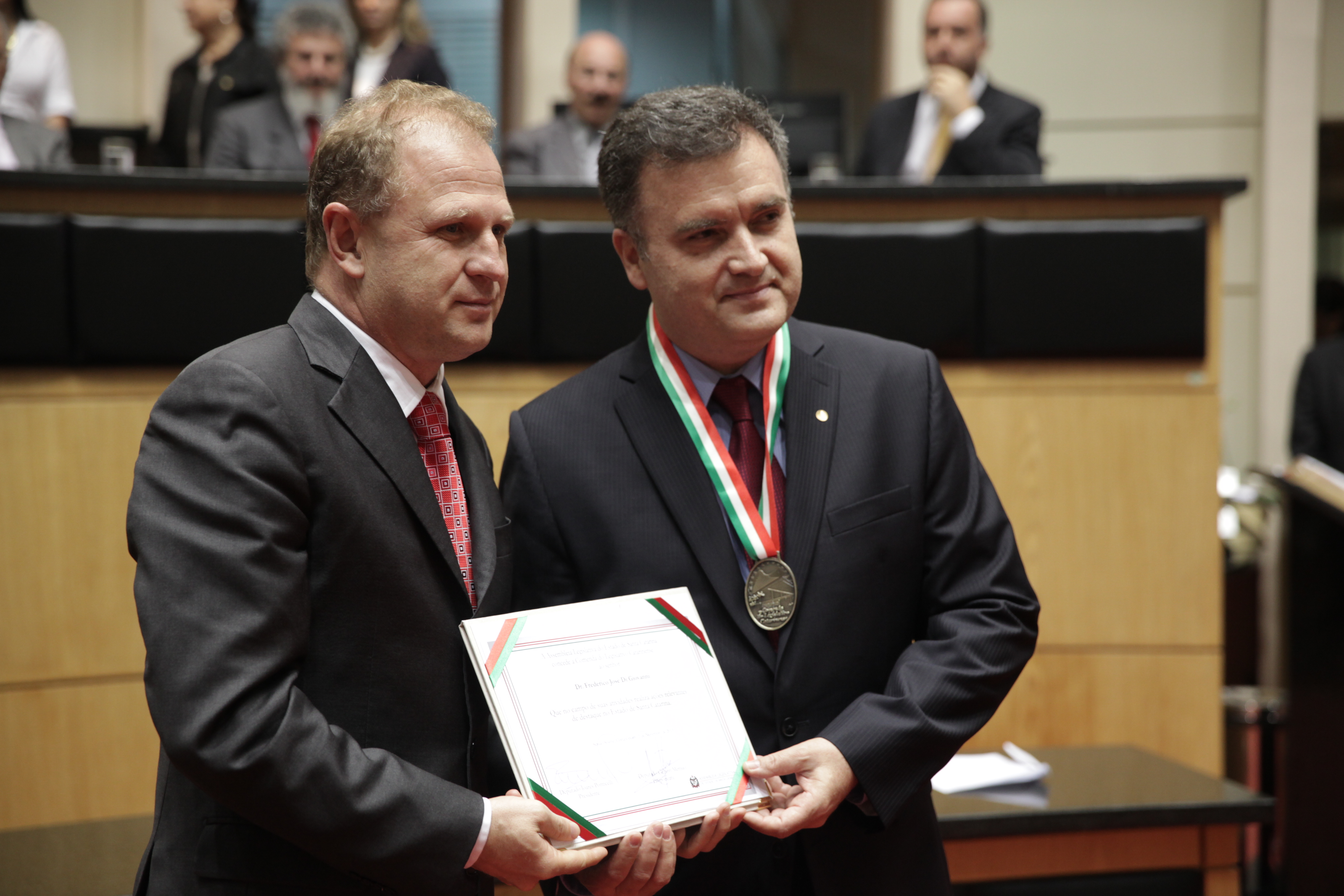 Sessão Solene da Comenda do Legislativo. Deputado Gelson Merisio homenageia o Dr. Frederico J. Di Giovanni. Foto: Lucas Gabriel Diniz/Agência AL