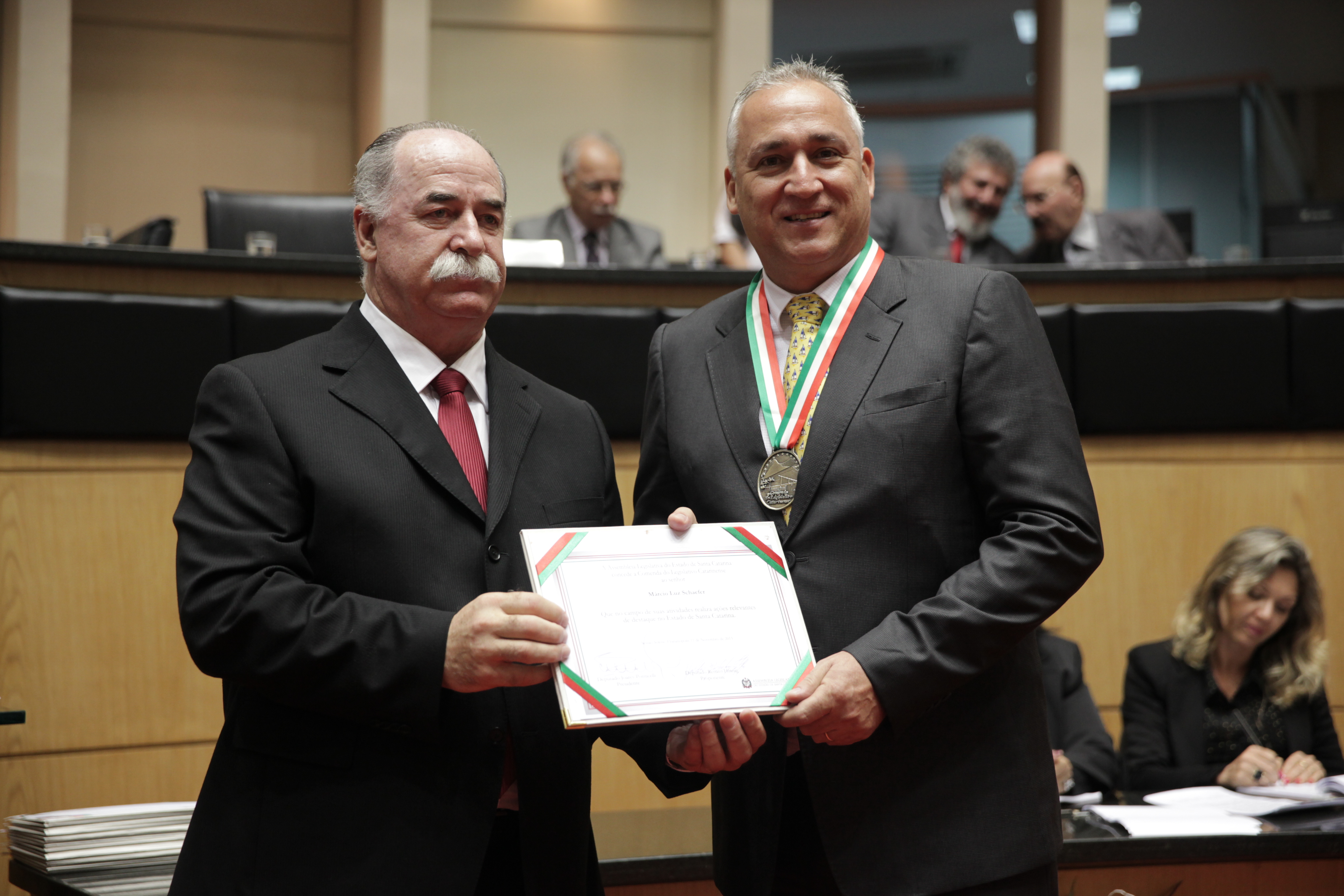 Sessão Solene da Comenda do Legislativo. Deputado Romildo Titon representando o Deputado Renato Hinnig homenageia Márcio Luz Schaefer. Foto: Lucas Gabriel Diniz/Agência AL