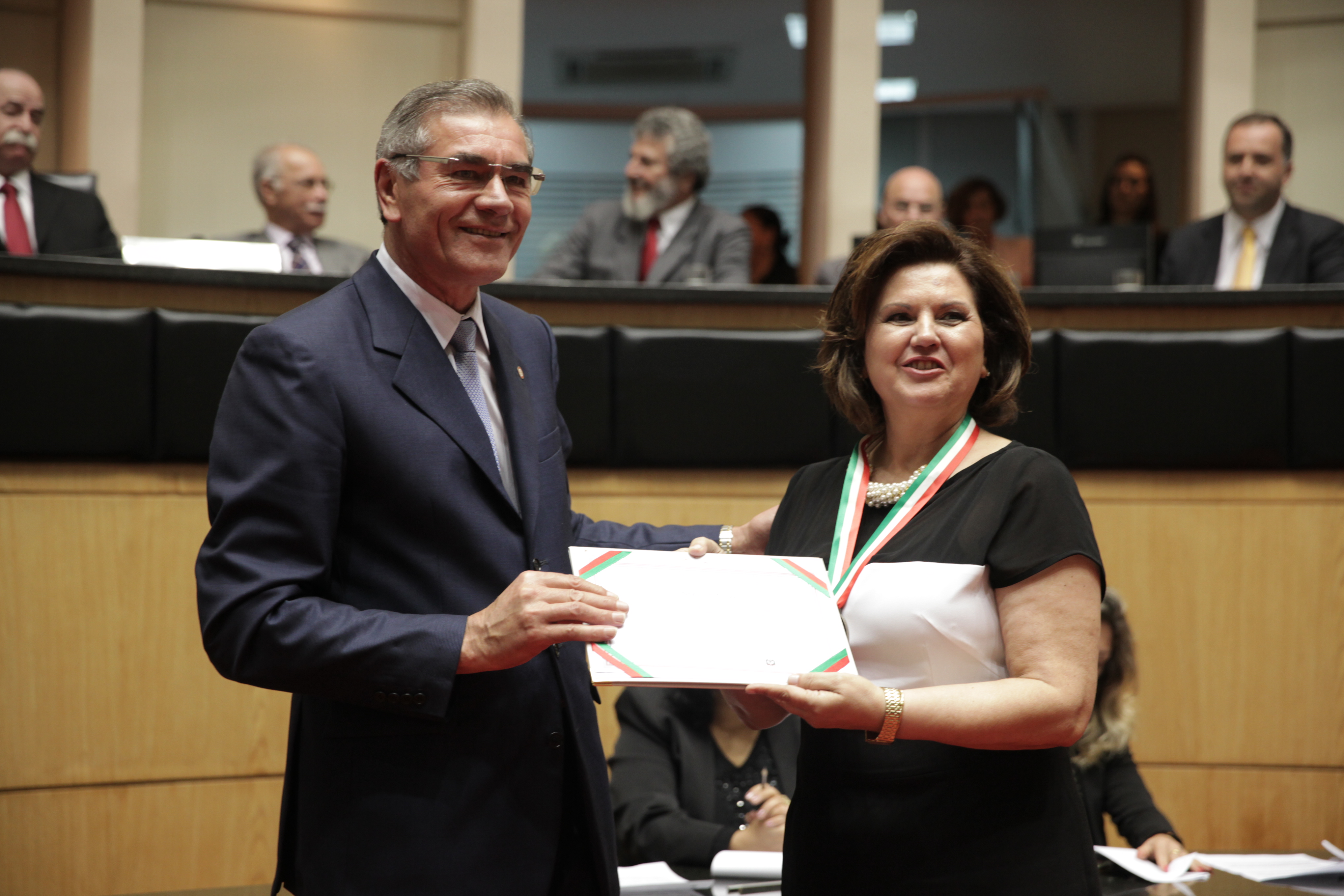 Sessão Solene da Comenda do Legislativo. Deputado Silvio Dreveck representando o Deputado Reno Caramori homenageia a Maria Ester Menegasso. Foto: Lucas Gabriel Diniz/Agência AL
