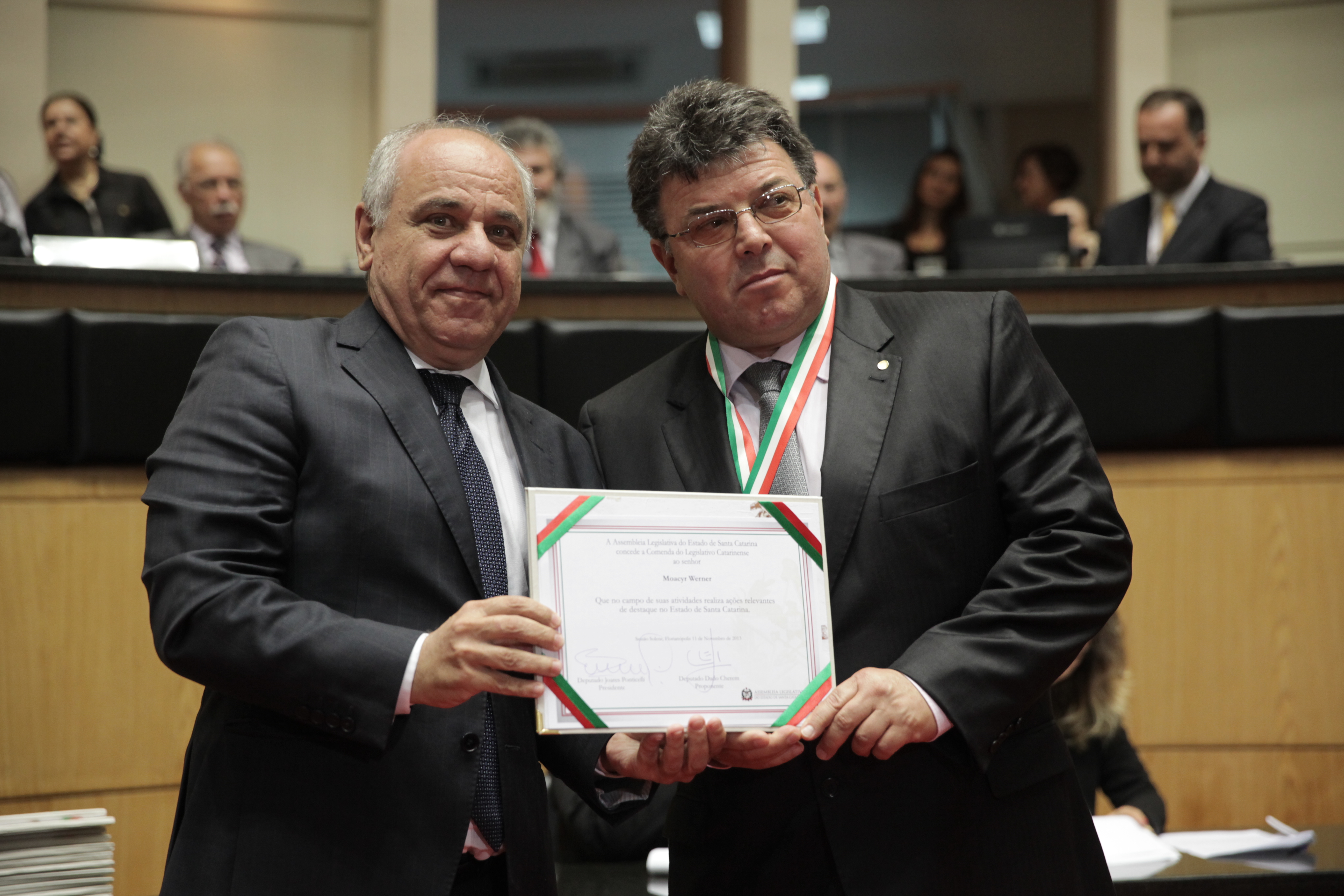 Sessão Solene da Comenda do Legislativo. Deputado Dado Cherem homenageia Moacyr Werner. Foto: Lucas Gabriel Diniz/Agência AL