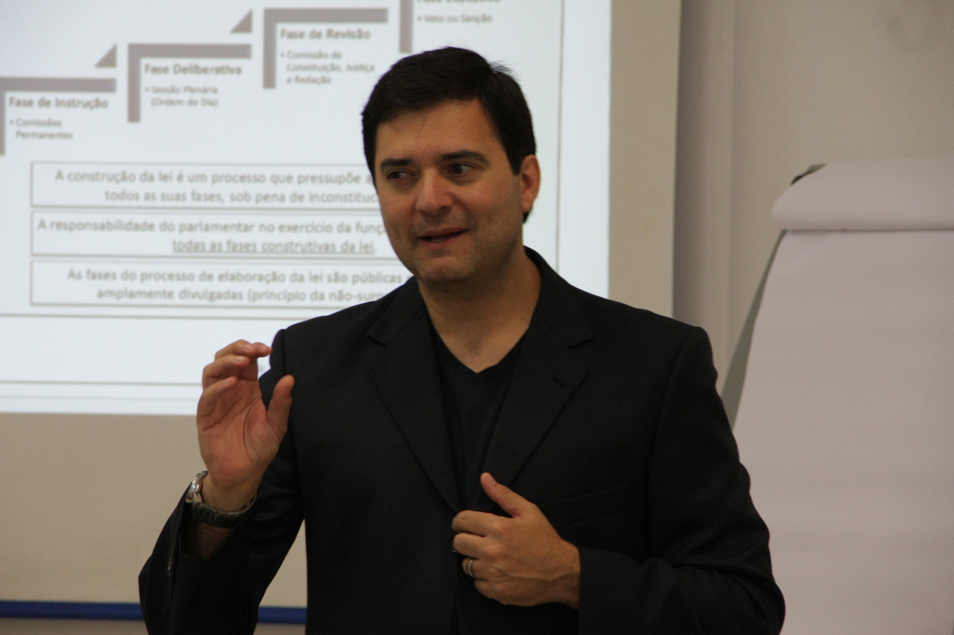 André Barbi ministra curso sobre Poder Legislativo em Florianópolis