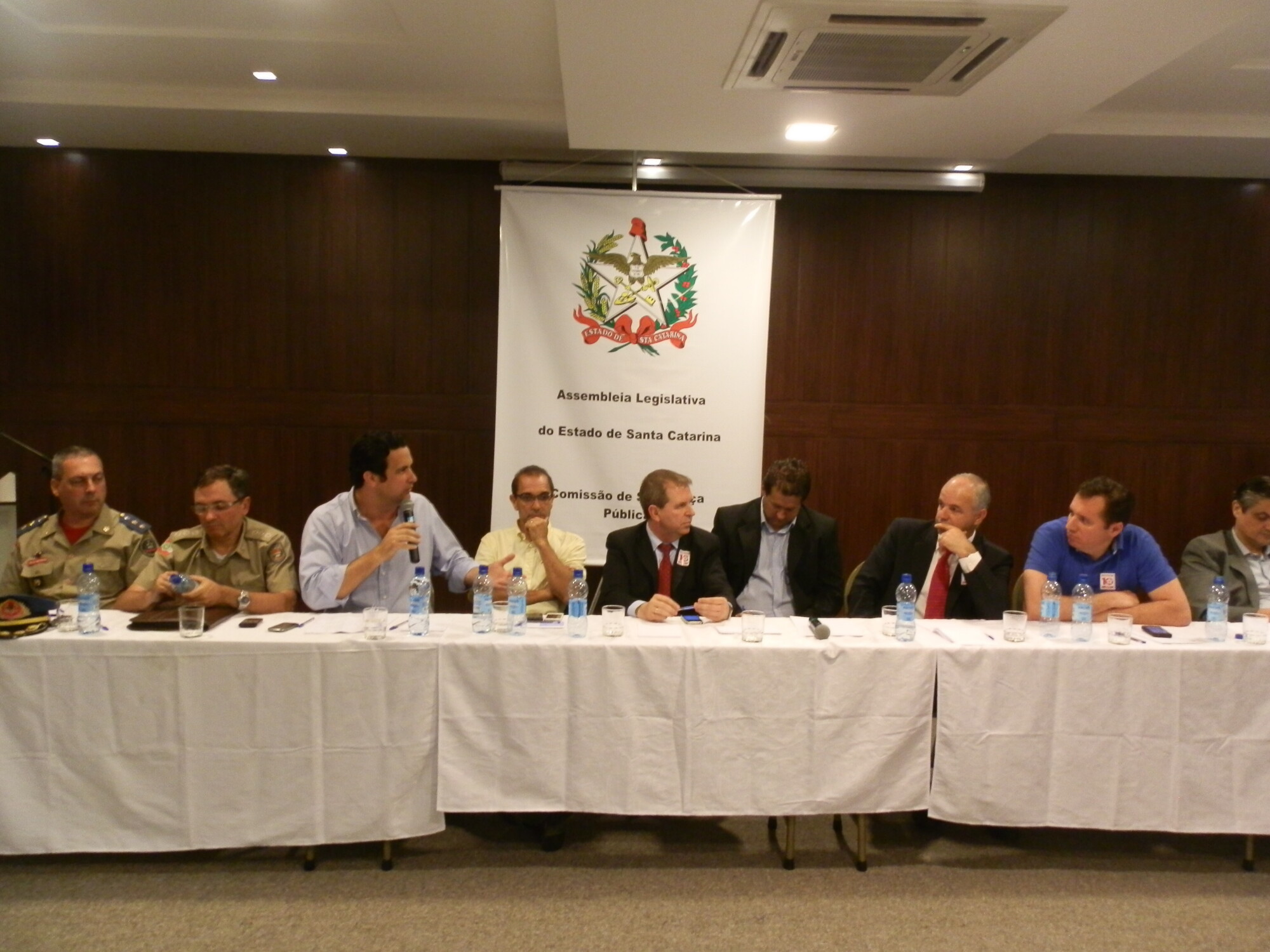 Autoridades e lideranças da comunidade debateram medidas para melhorar a segurança pública  no município. Foto: Carlos Mello