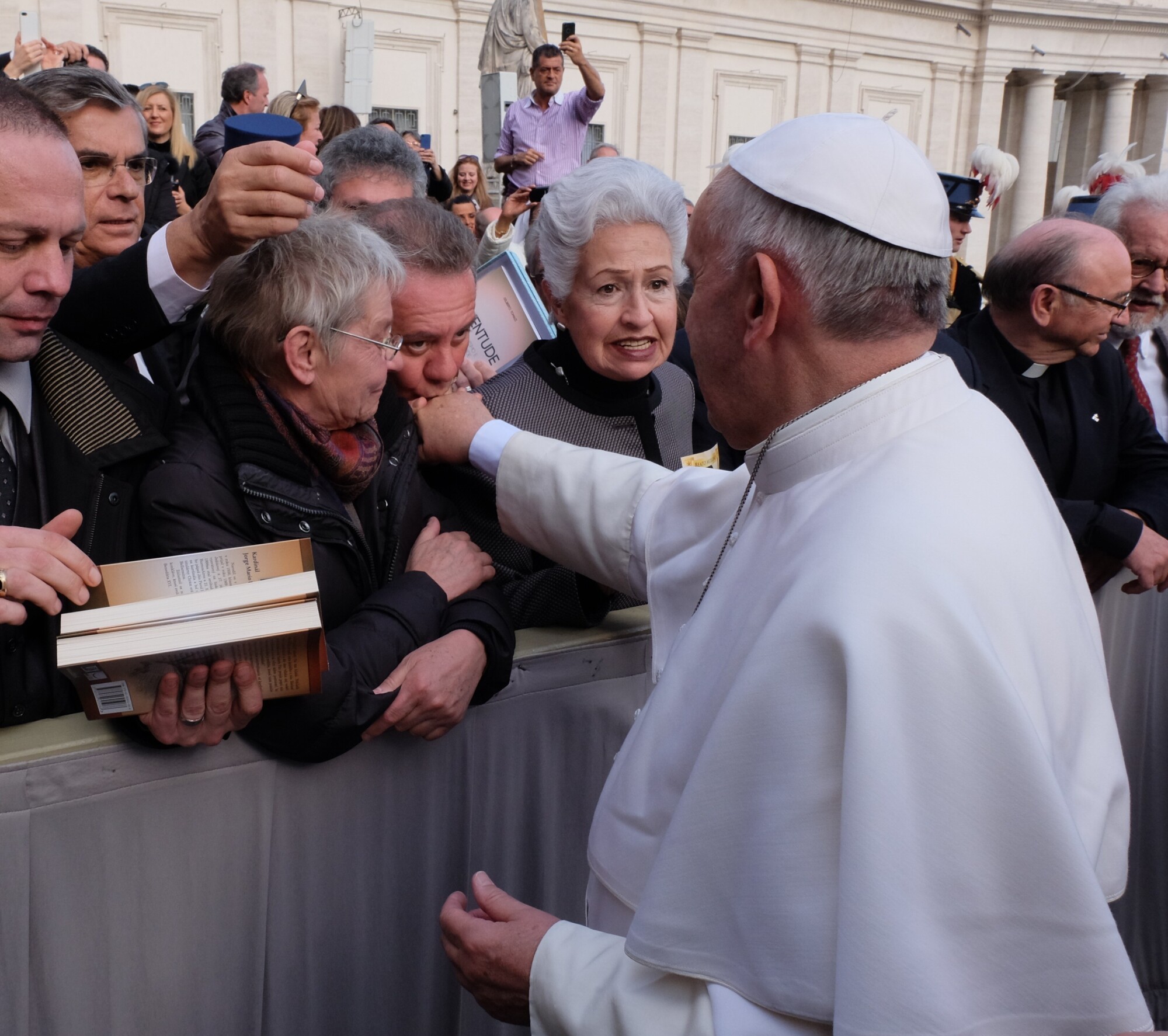 Deputado Joares Ponticelli, bastante emocionado, beija mão do Papa Francisco em sinal de respeito e devoção. Foto: Vaticano