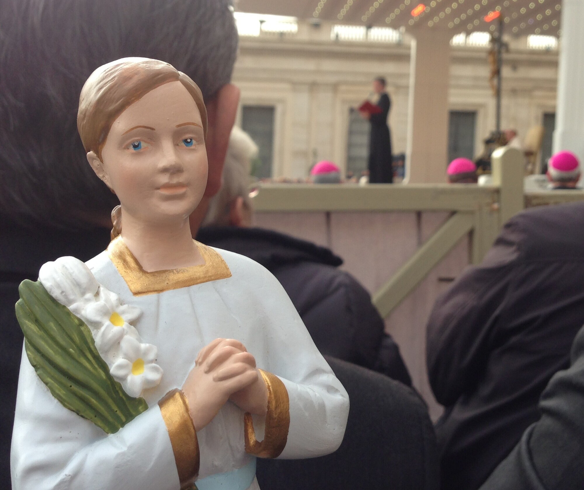 Imagem de Albertina, ao fundo o Santo Padre. Foto: Júlio Cancellier