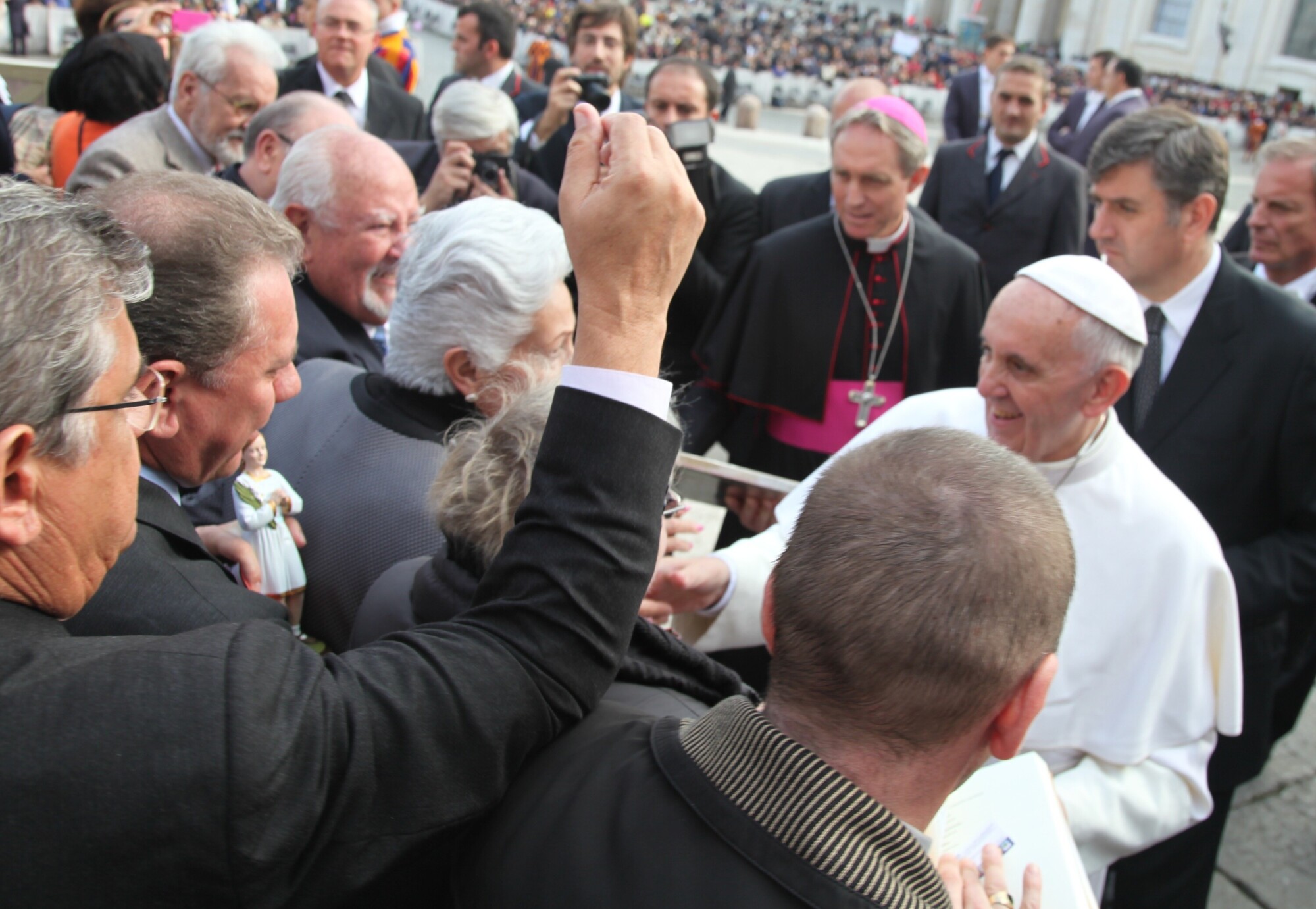 Momento em que o Ponticelli pede a bênção ao Papa. Foto: Júlio Cancellier