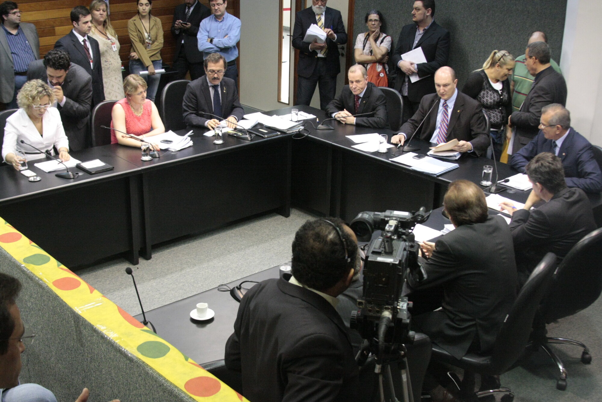CCJ aprova parte do pacote salarial do governo