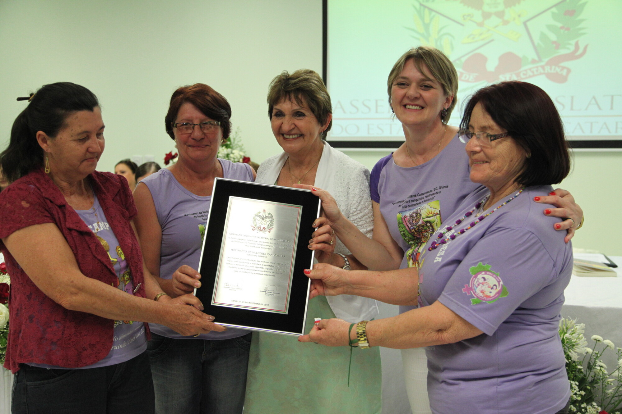 Movimento das Mulheres Camponesas recebe homenagem da Assembleia