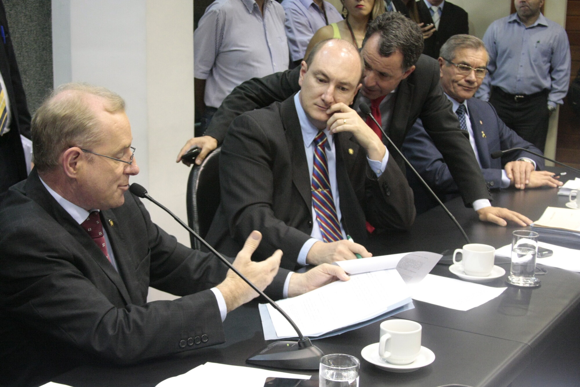 Observado por Nadal, Aldo Schneider lê relatório vista do PLC dos serviços notariais e de registro. FOTO: Fábio Queiroz/Agência AL