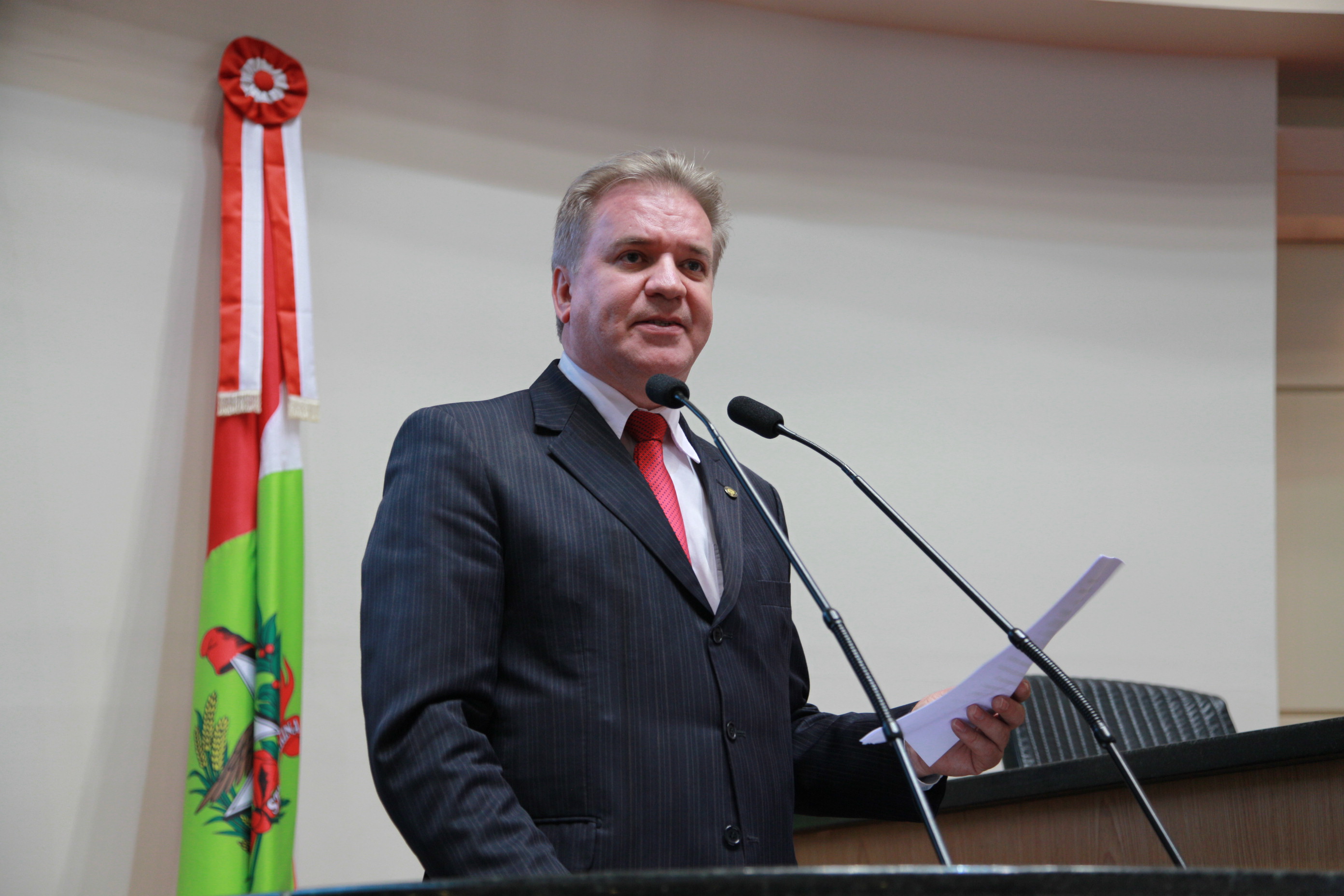 Presidente da Assembleia Legislativa, Joares Ponticelli, concede entrevista à radio 92 fm de Timbó.